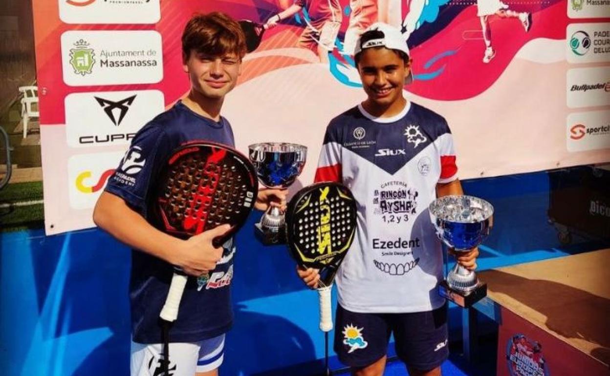 Alejandro Alonso (D), junto a su compañero Iago Fuertes, celebra el subcampeonato de Europa de pádel.