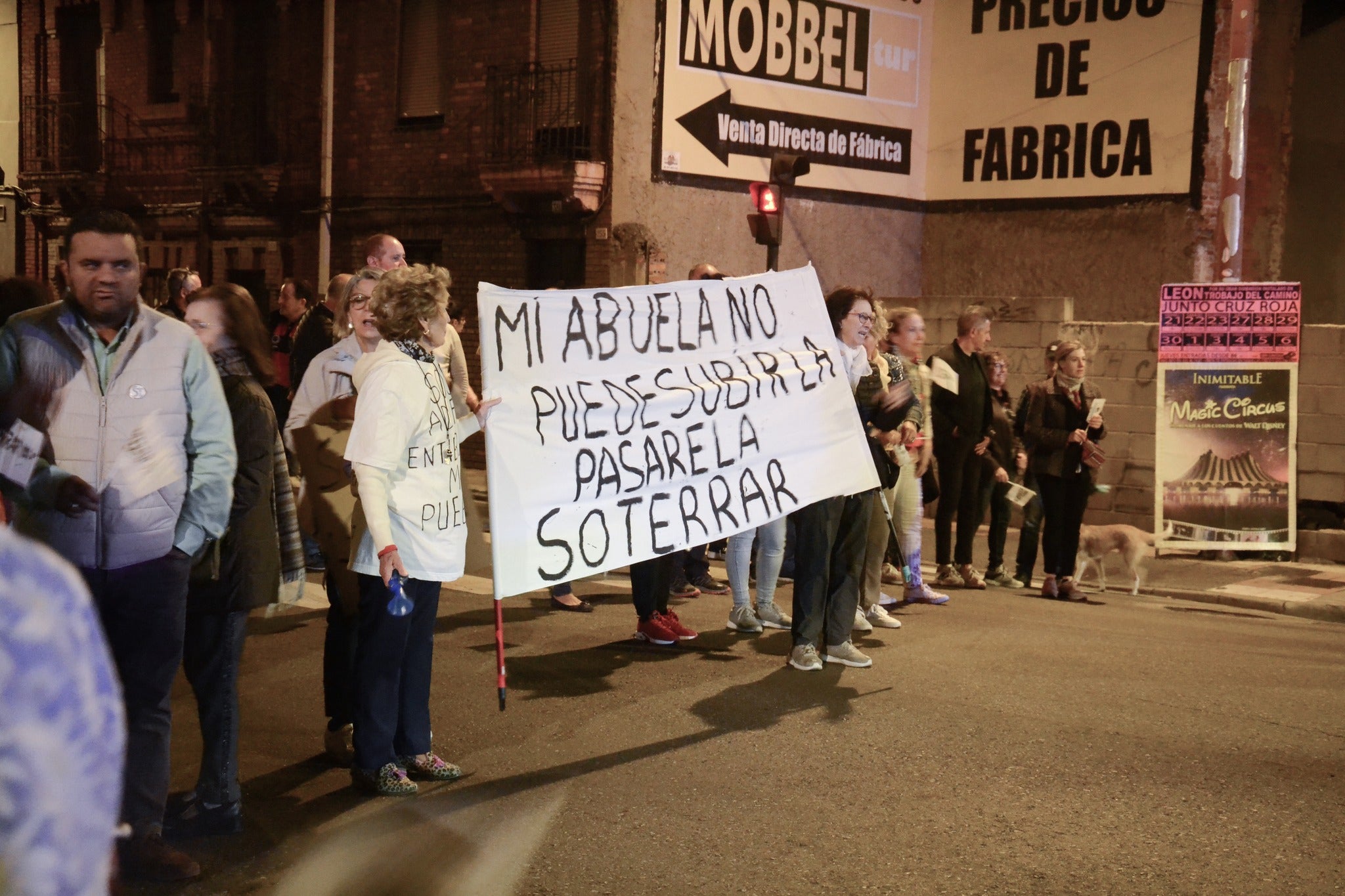 Los vecinos continuan con su marcha todos los viernes exigiendo el soterramiento