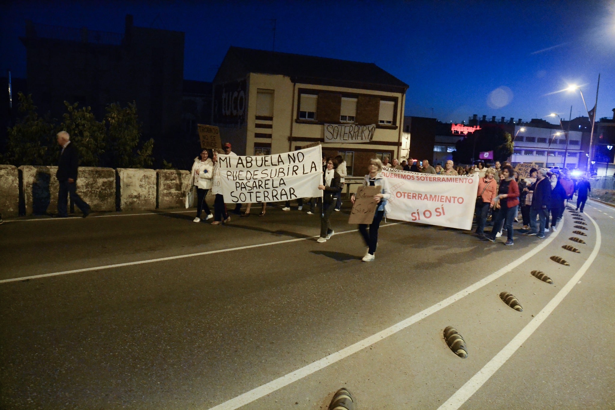 Los vecinos continuan con su marcha todos los viernes exigiendo el soterramiento