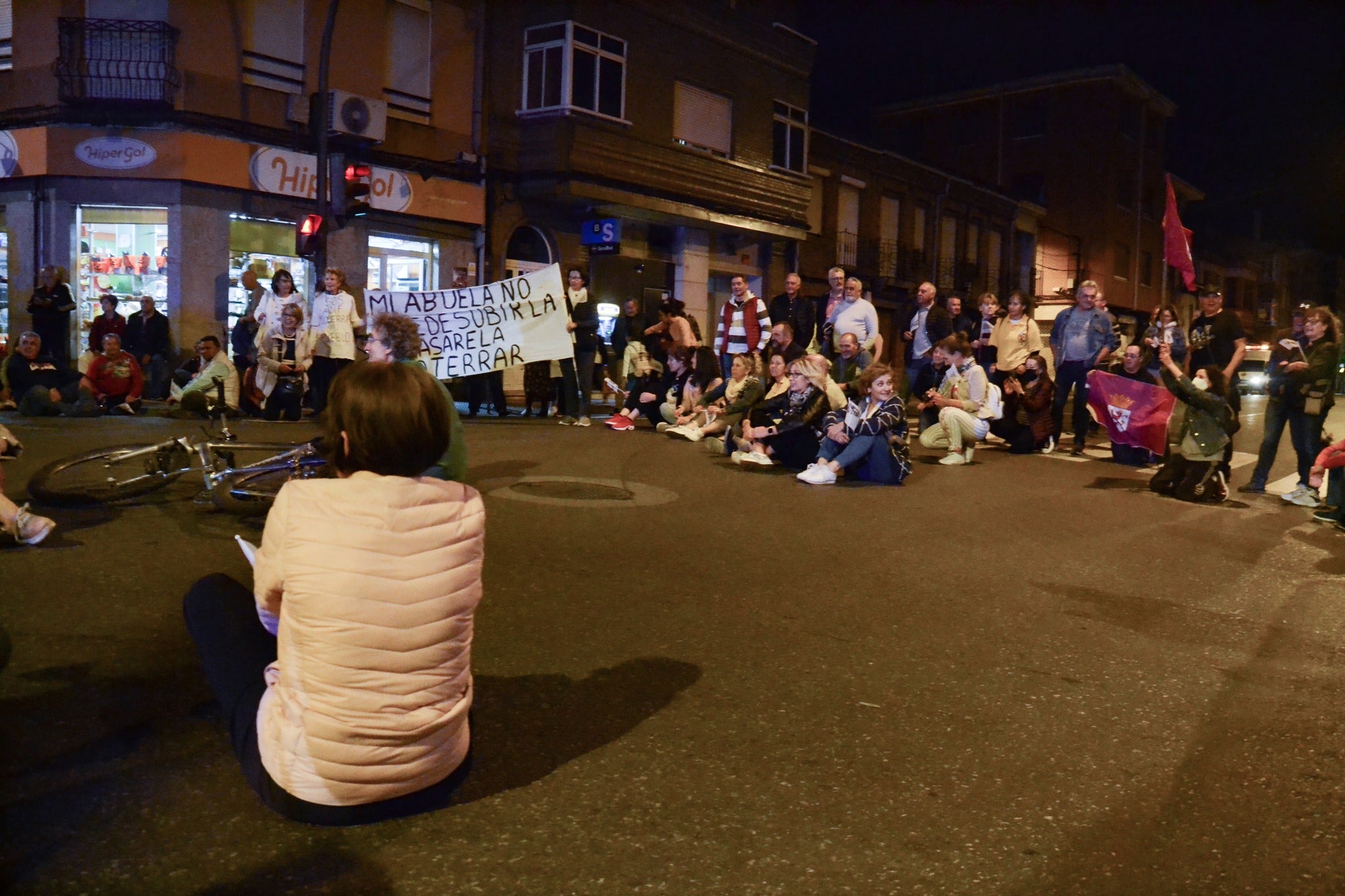 Los vecinos continuan con su marcha todos los viernes exigiendo el soterramiento