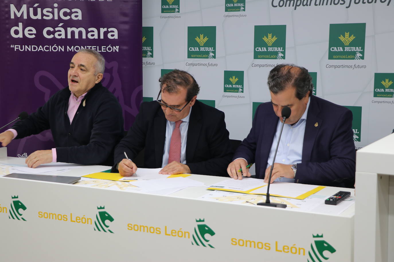 Firma del convenio entre Cajar Rural y la Fundación Monteleón.