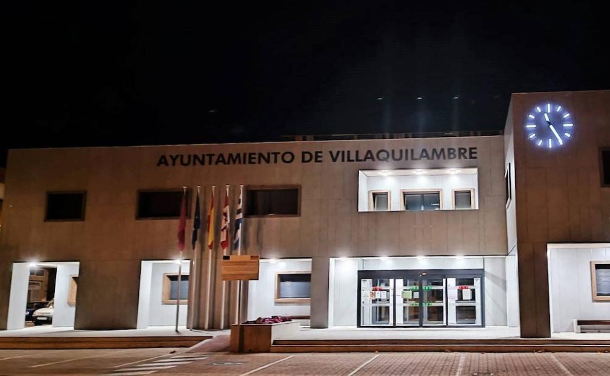 Imagen facilitada por el PSOE donde se ve el Ayuntamiento iluminado a las 23:25 horas. 