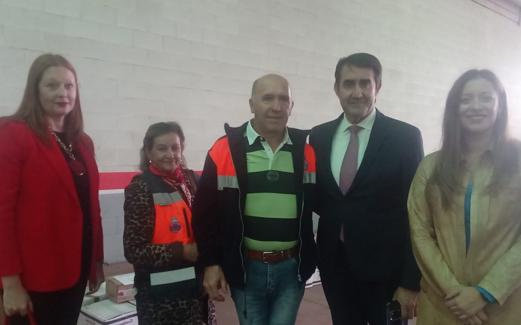 La responsable de protección civil el Refugio, Montserrat González junto a la directora de protección civil , el alcalde pedáneo de Prado de la Guzpeña y vocal de la asociación Carlos mesa, junto al consejero de fomento Juan Quiñones y la delegada territorial de la junta de Castilla y León Esther Muñoz. La asociación cuenta con una nueva máquina quitanieves.