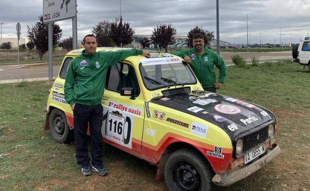 David Blanco y Fernando Martínez, vecinos de La Virgen del Camino, participan en la etapa con un Renault 4.