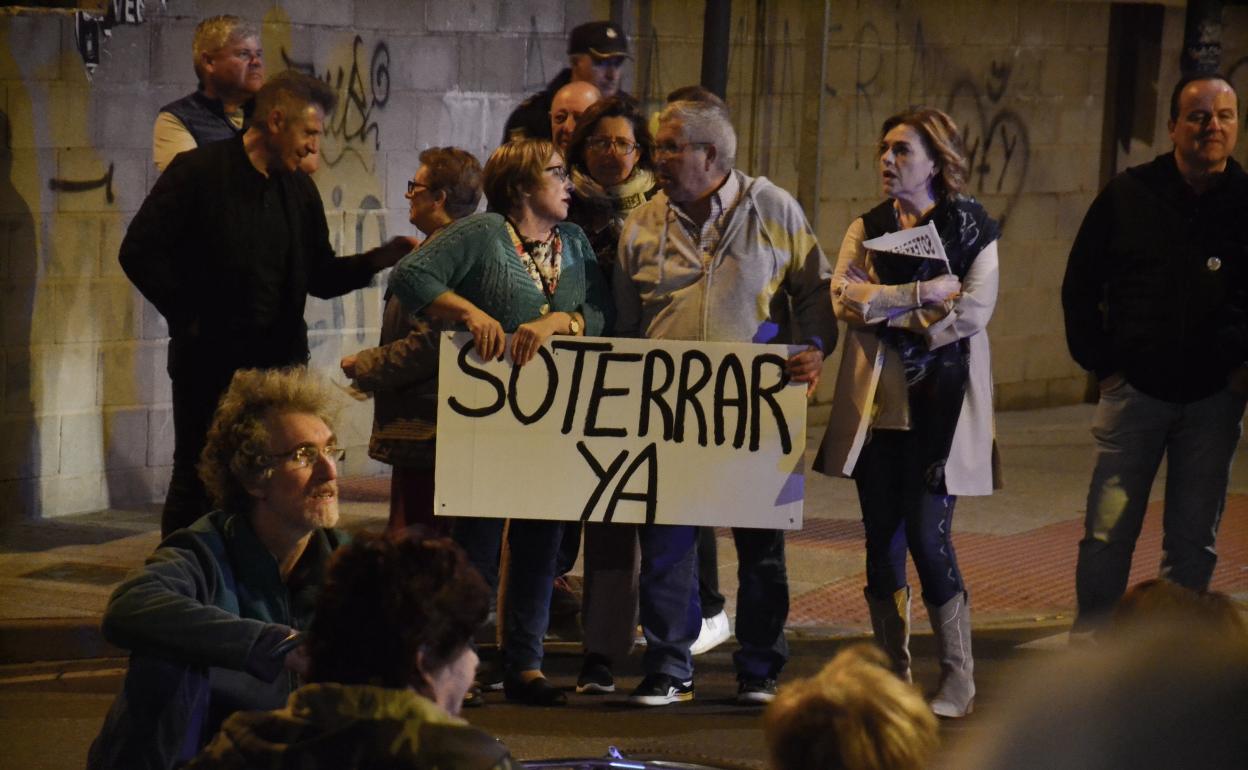 Los vecinos continuan con su marcha todos los viernes exigiendo el soterramiento 