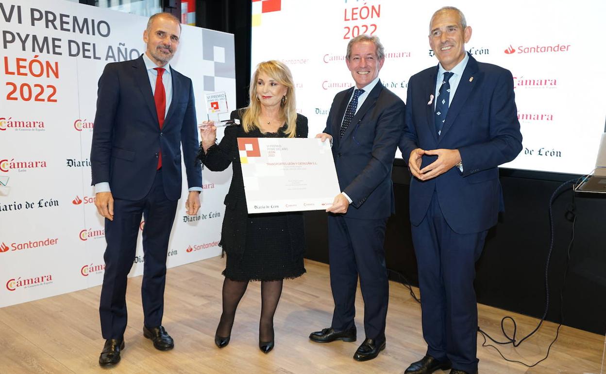 Transleyca recibe el premio a mejor Pyme del Año en León.