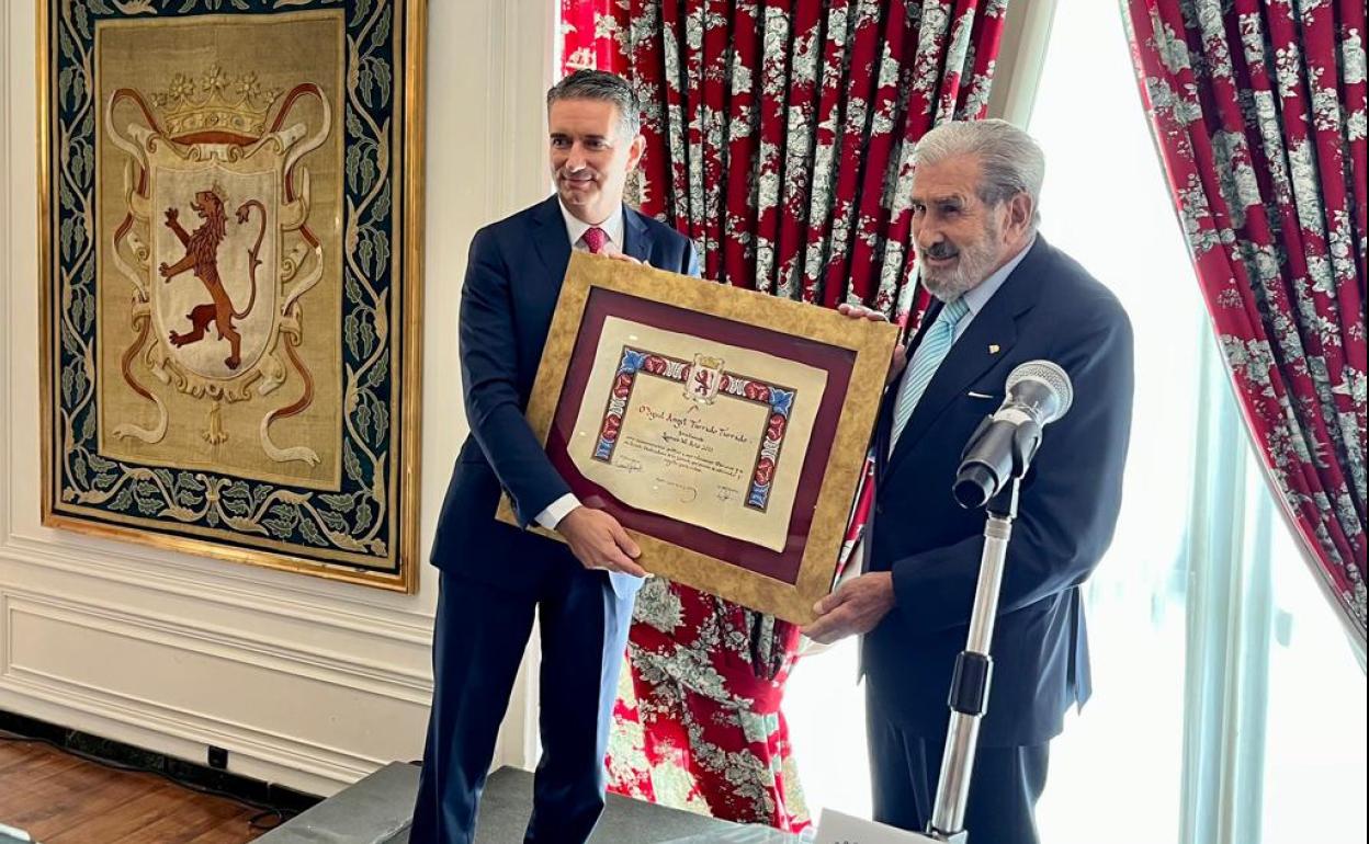 Miguel Ángel Turrado, director de HP León, recibió hace unos días el premio al Leonés del Año 2021. En la imagen, junto al presidente del jurado, el exministro Fernando Súarez. / RADIO LEÓN