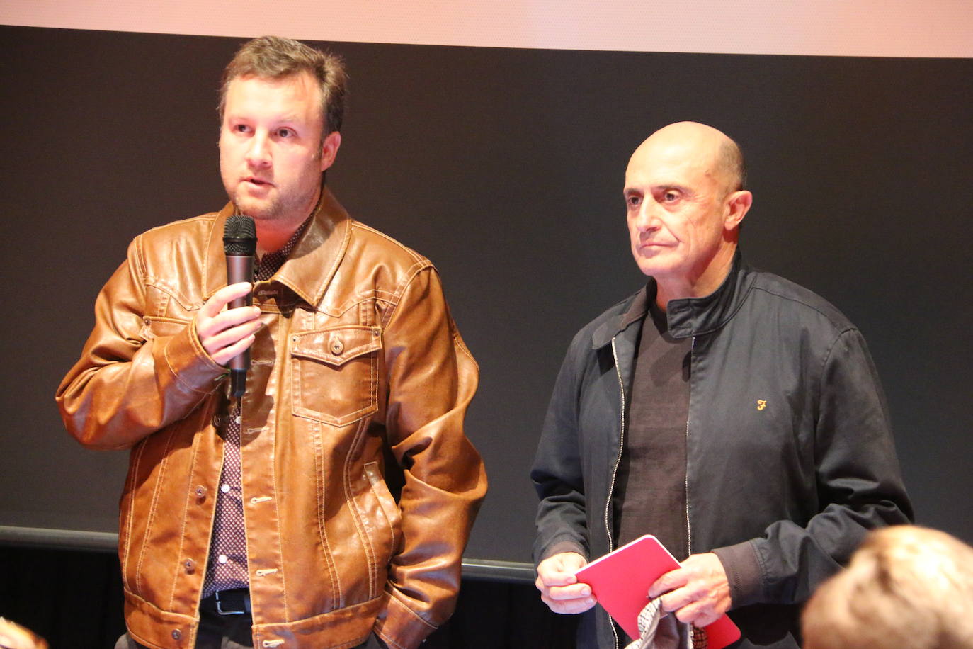 Ante un Albéitar lleno, el conocido actor ha presentado su documental 'Un viaje hacia nosotros', en el que narra la investigación que llevó tras el rastro de su abuelo Gervasio, integrante del ejército republicano durante la Guerra Civil española.