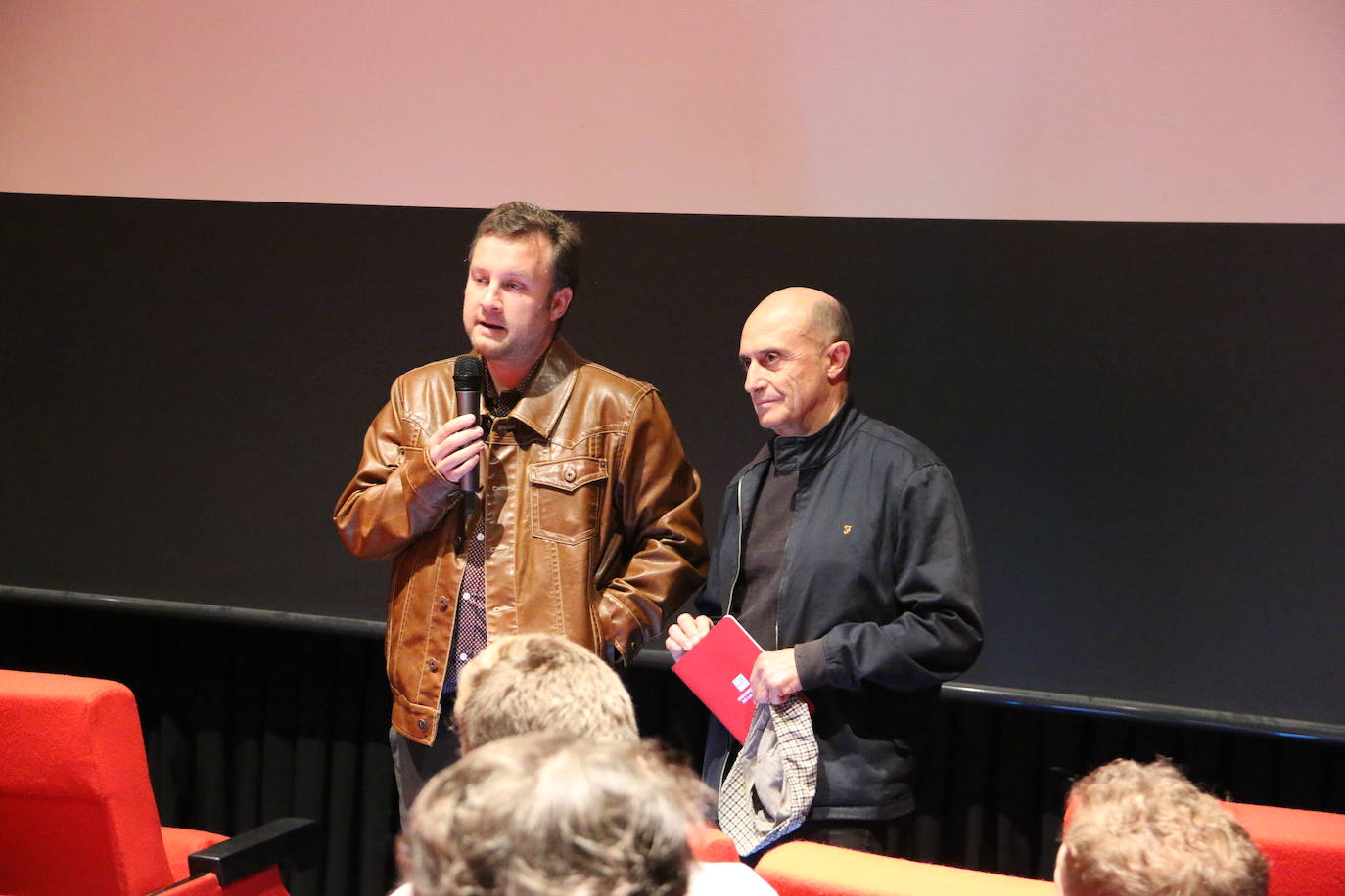 Ante un Albéitar lleno, el conocido actor ha presentado su documental 'Un viaje hacia nosotros', en el que narra la investigación que llevó tras el rastro de su abuelo Gervasio, integrante del ejército republicano durante la Guerra Civil española.