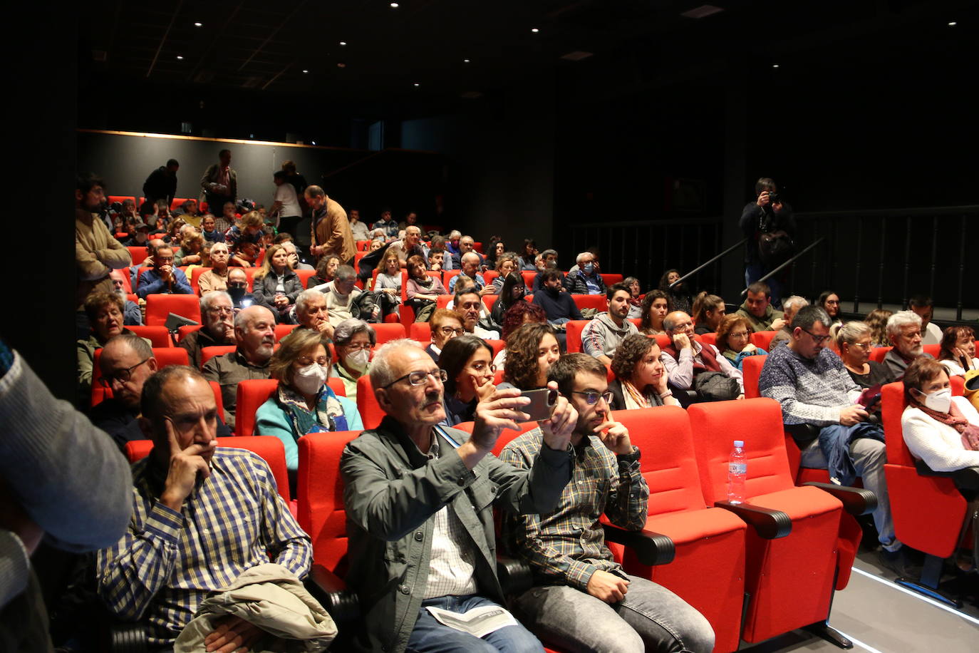 Ante un Albéitar lleno, el conocido actor ha presentado su documental 'Un viaje hacia nosotros', en el que narra la investigación que llevó tras el rastro de su abuelo Gervasio, integrante del ejército republicano durante la Guerra Civil española.