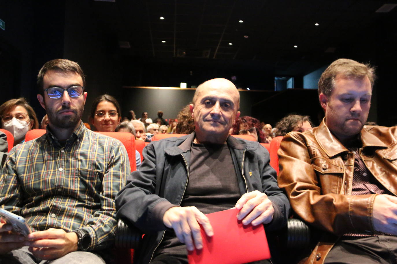 Ante un Albéitar lleno, el conocido actor ha presentado su documental 'Un viaje hacia nosotros', en el que narra la investigación que llevó tras el rastro de su abuelo Gervasio, integrante del ejército republicano durante la Guerra Civil española.