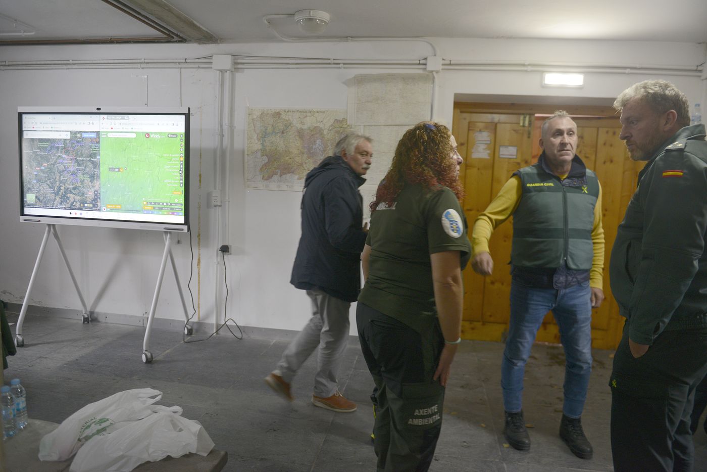 Miembros del operativo policial para coordinar el dispositivo de búsqueda de la avioneta, a 20 de octubre de 2022, en A Gudiña, Ourense, Galicia (España). Continúa la búsqueda de una avioneta contraincendios desaparecida que había partido de la base de Doade, en Lugo, con rumbo a Córdoba. Fuentes de los servicios de emergencias apuntan a que el piloto se tuvo que desviar a la altura de Valladolid y que habría vuelto en dirección hacia la provincia de Ourense.