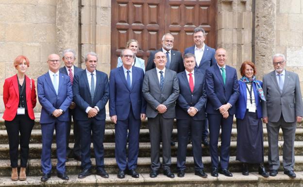 Foto de familia de la inauguración de las Jornadas de Defensores del Pueblo en León. 