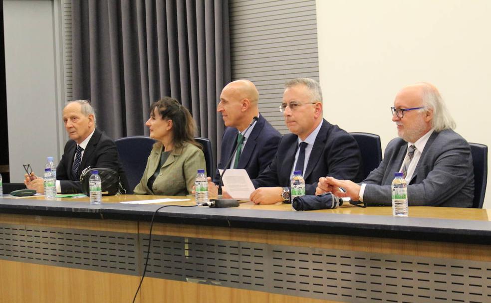 Acto en el salón de actos del Ayuntamiento de Ordoño II con motivo del 50 aniversario del instituto del mismo nombre.