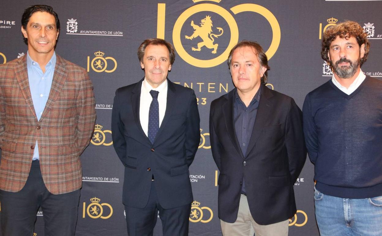 Sergio Fernández, Felipe Miñambres, Andresín y Emilio Vega, en los instantes previos a la conferencia sobre dirección deportiva del ciclo 10x100 organizado por la Cultural.