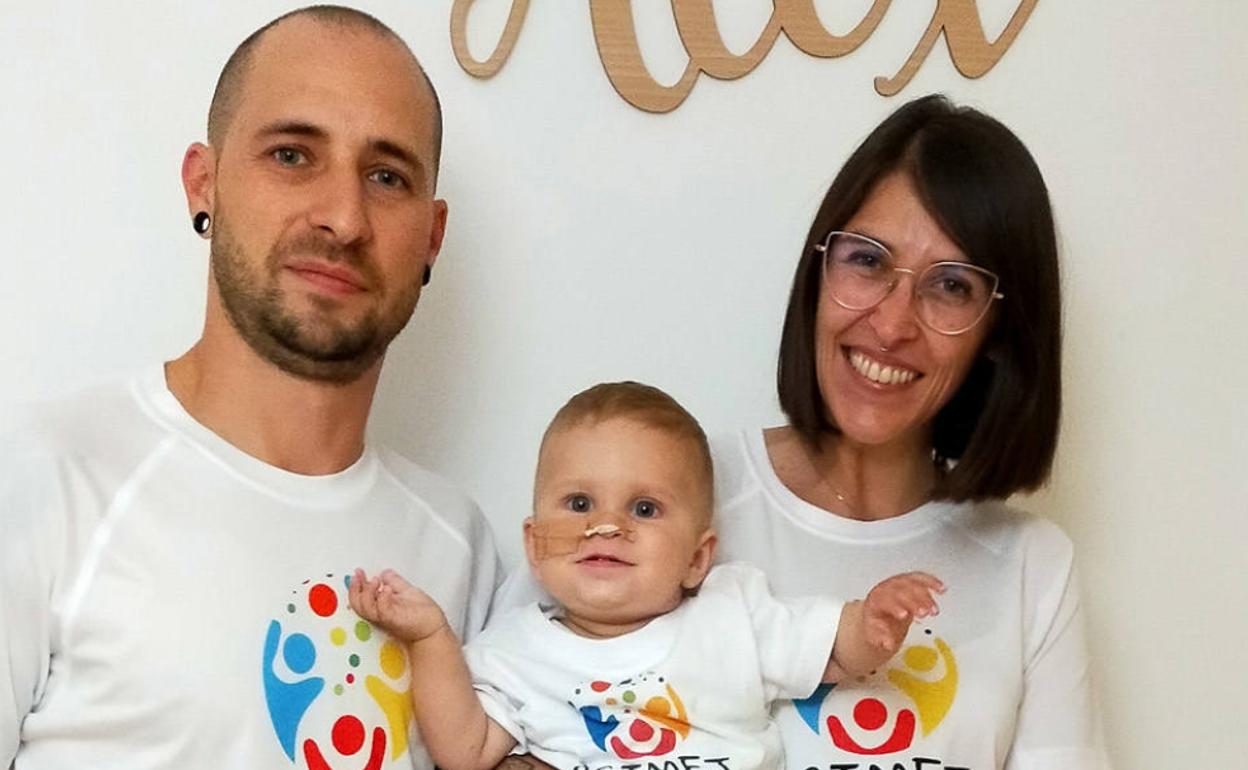 Álex, que es el único niño que tiene acidemia metilmalónica en León, junto a sus padres están recogiendo firmas para que la enfermedad se diagnostique en la prueba del talón. 