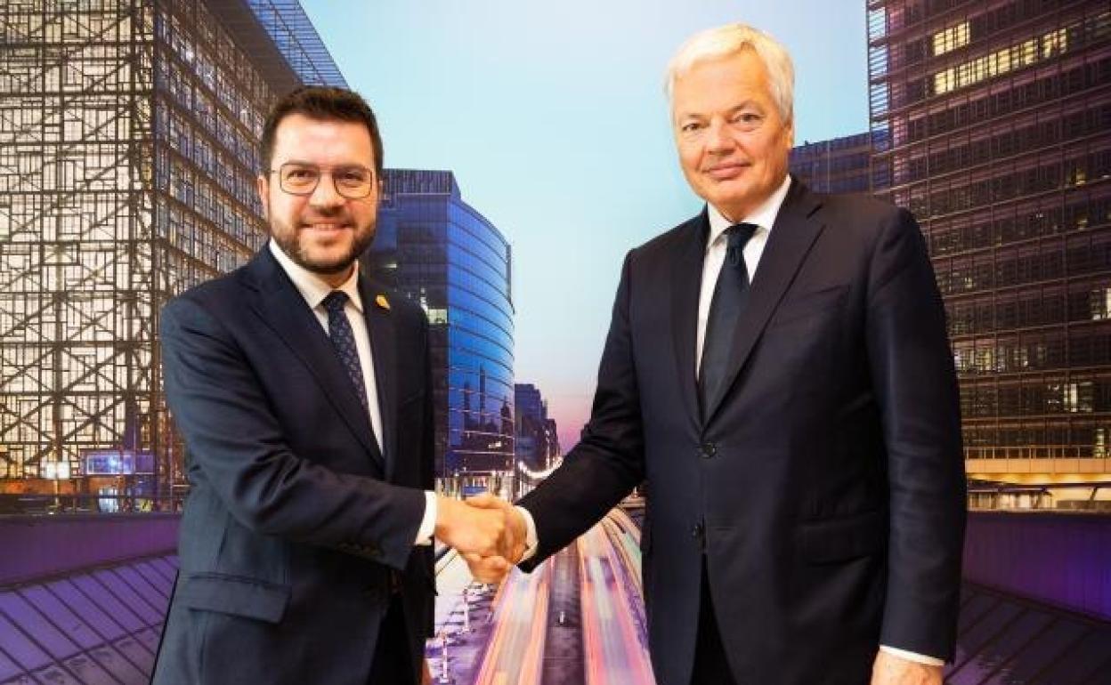 Didier Reynders estrecha la mano a Pere Aragonès.