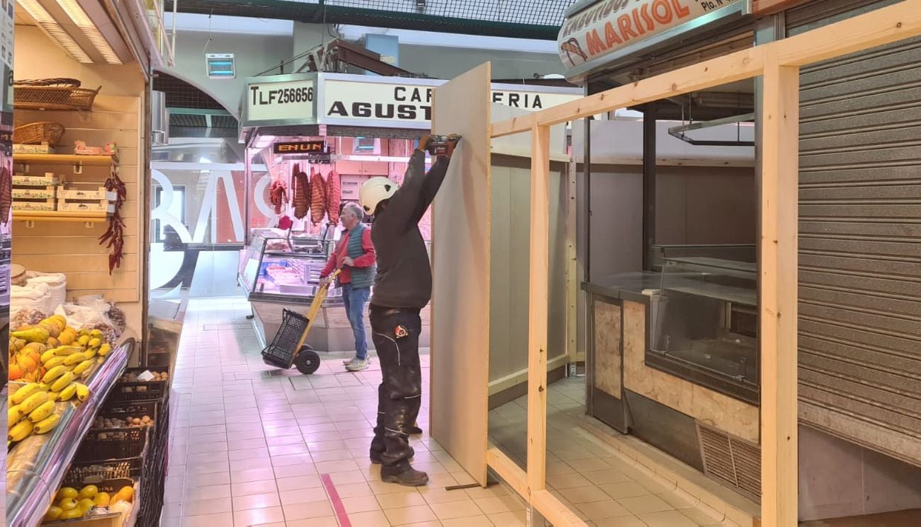 Arrancan las obras del Mercado del Conde Luna y los comerciantes invitan a seguir comprando. El centro comercial no cerrará sus puertas en ningún momento mientras se ejecutan los trabajos de remodelación. 