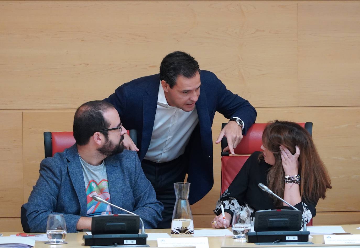 El portavoz del PP Raúl de Hoz conversa con los procuradores socialistas Patricia Gómez y Ángel Alonso en la reunión de la Junta de Portavoces.