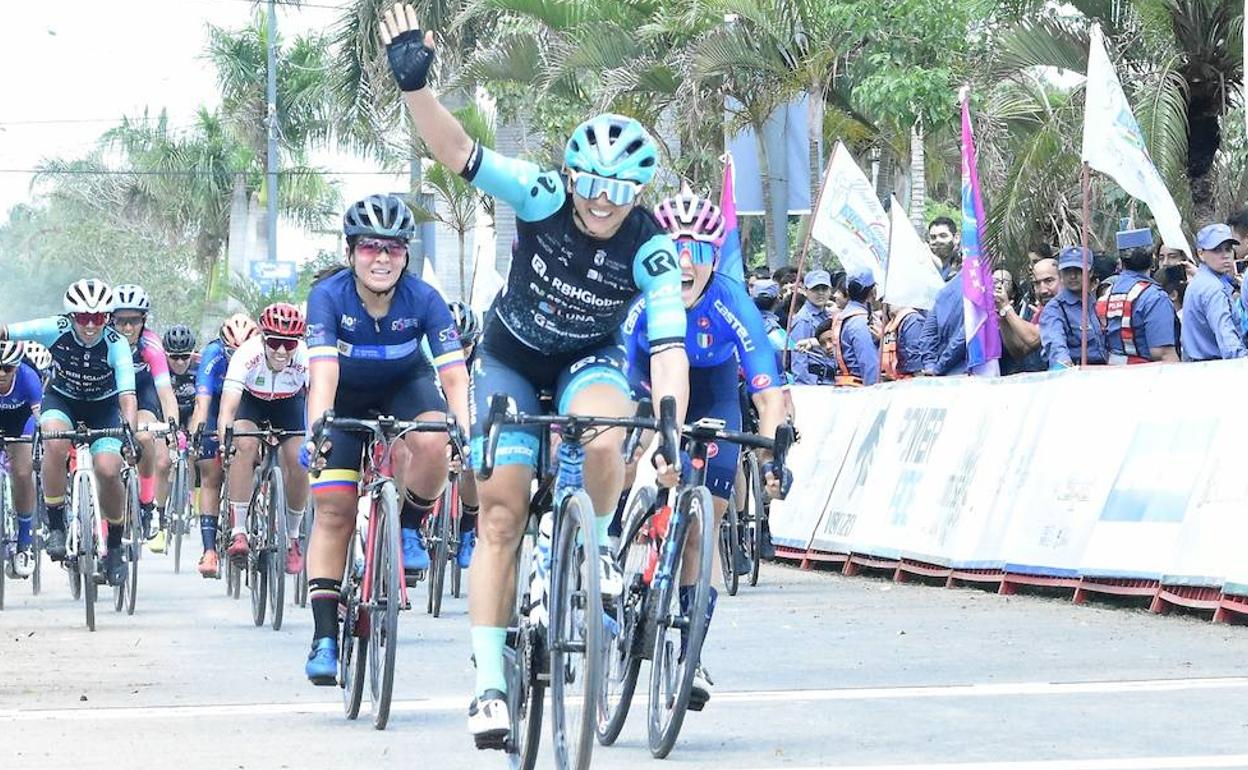 Paola Muñoz celebra la victoria en la primera etapa del Tour de Formosa.