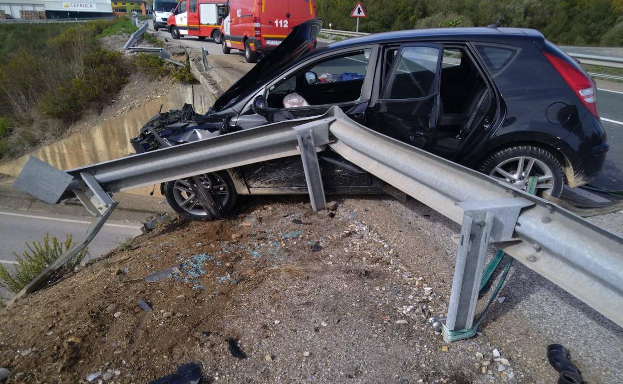 El vehículo accidentado contra el garda-rail del puente de Carracedelo. 