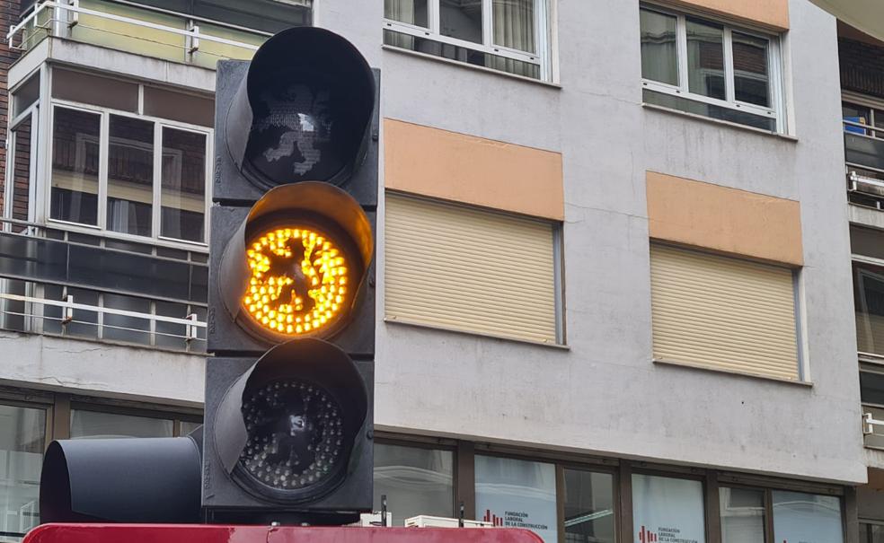 El ámbar intermitente permite el paso con precaución a los vehículos que salgan de Arco de Ánimas.