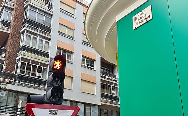 Galería. Semáforos con leones rampantes en la salida de Arco de Ánimas hacia avenida Independencia.