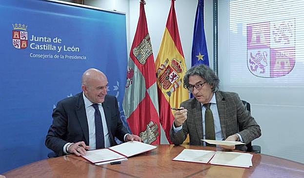 El consejero de la Presidencia, Jesús Julio Carnero, firma un convenio con la Fiscalía General del Estado para la formación continúa de fiscales de la Comunidad para el año 2022.