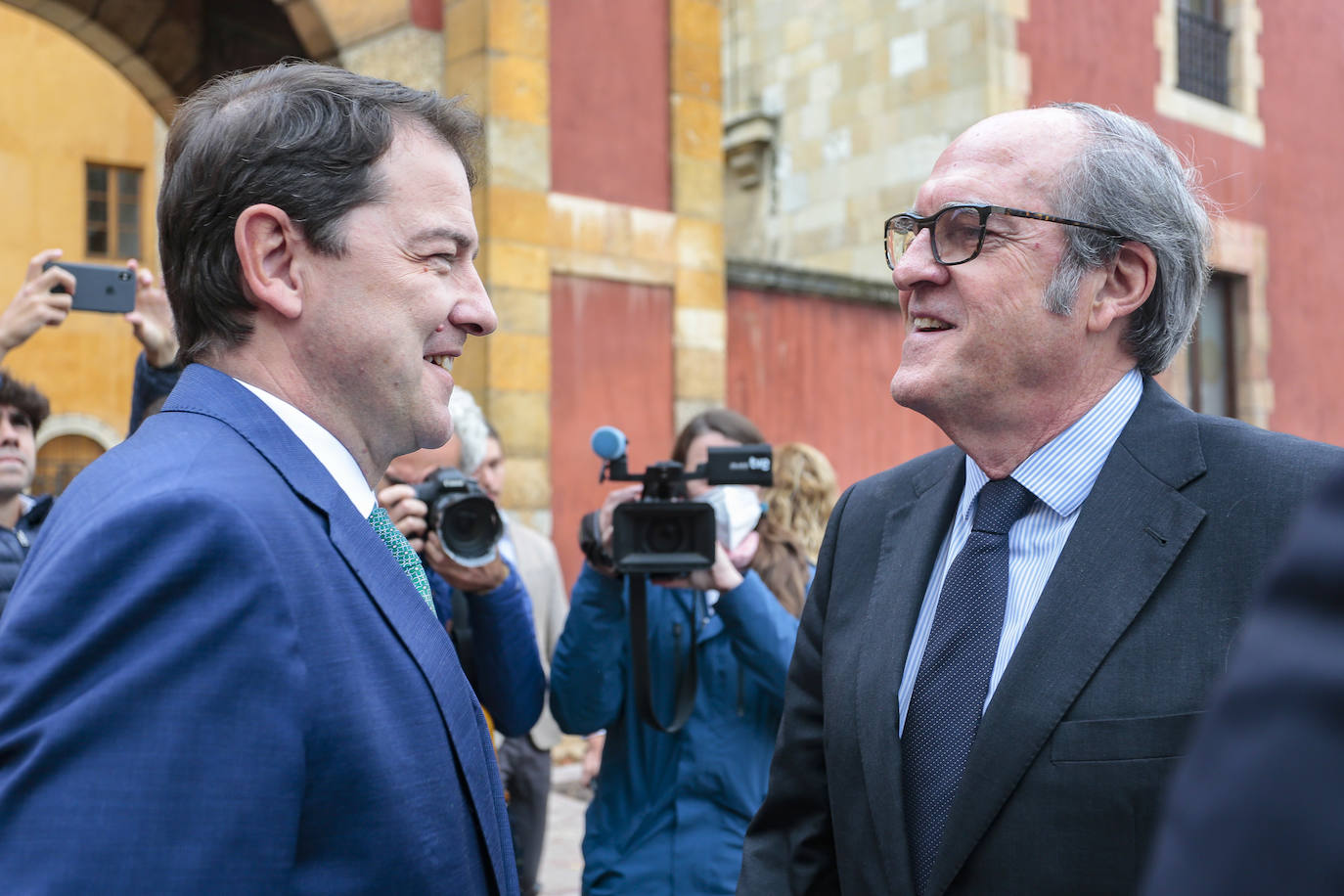 El presidente de la Junta de Castilla y León, Alfonso Fernández Mañueco, interviene en las XXXV Jornadas de Coordinación de Defensores del Pueblo acompañado por el procurador del Común de Castilla y León, Tomás Quintana y por el Defensor del Pueblo de España, Ángel Gabilondo