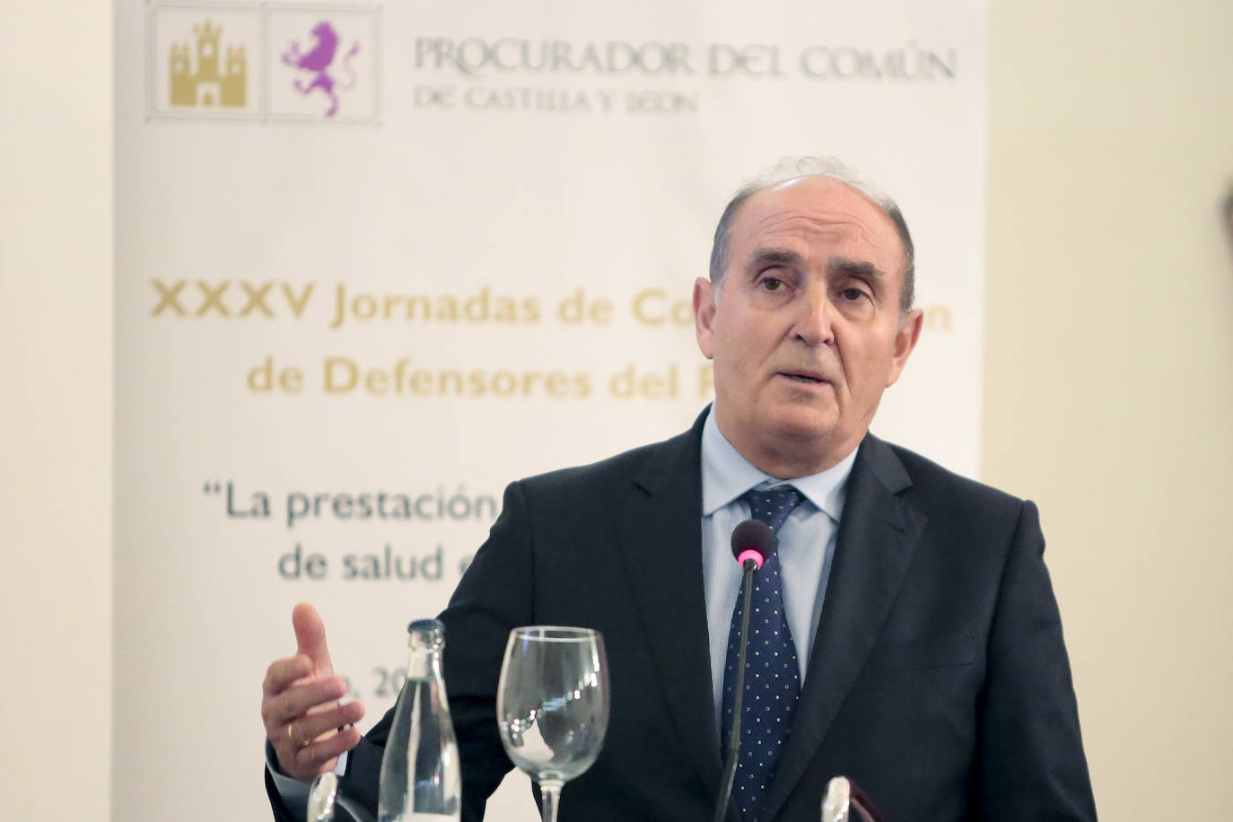 El presidente de la Junta de Castilla y León, Alfonso Fernández Mañueco, interviene en las XXXV Jornadas de Coordinación de Defensores del Pueblo acompañado por el procurador del Común de Castilla y León, Tomás Quintana y por el Defensor del Pueblo de España, Ángel Gabilondo