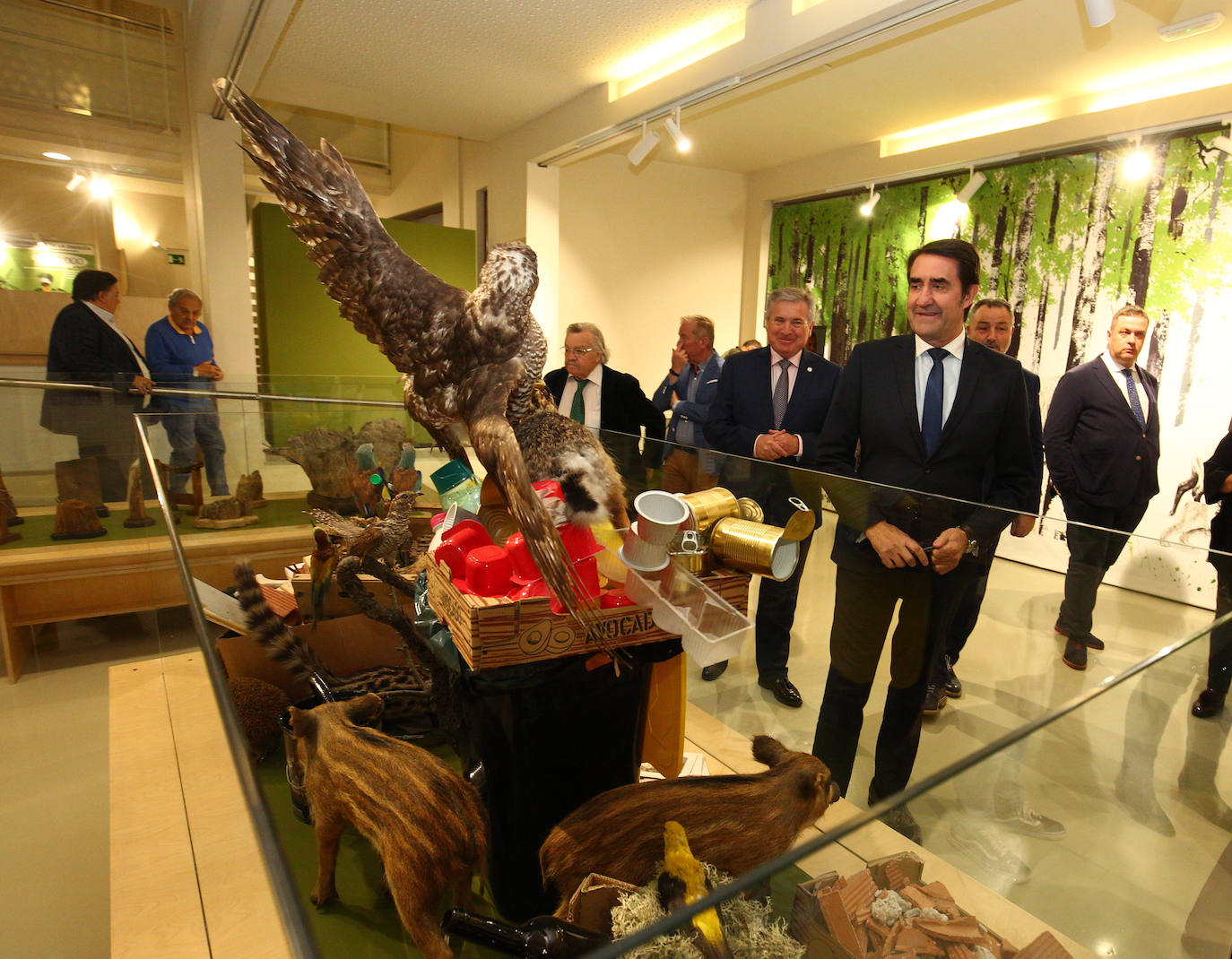 El consejero de Medio Ambiente, Vivienda y Ordenación del Territorio, Juan Carlos Suárez-Quiñones (C), participa en la inauguración de la exposición temporal del Museo MUNIC y el acto de entrega del III Premio 'C de Cultura'.