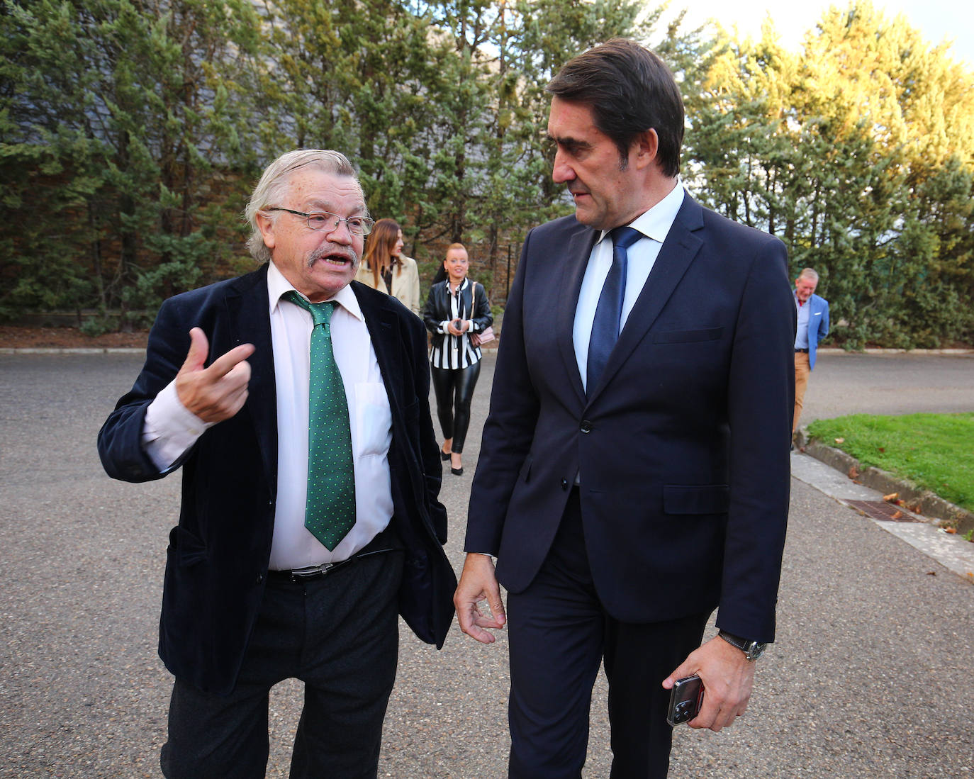 El consejero de Medio Ambiente, Vivienda y Ordenación del Territorio, Juan Carlos Suárez-Quiñones (C), participa en la inauguración de la exposición temporal del Museo MUNIC y el acto de entrega del III Premio 'C de Cultura'.