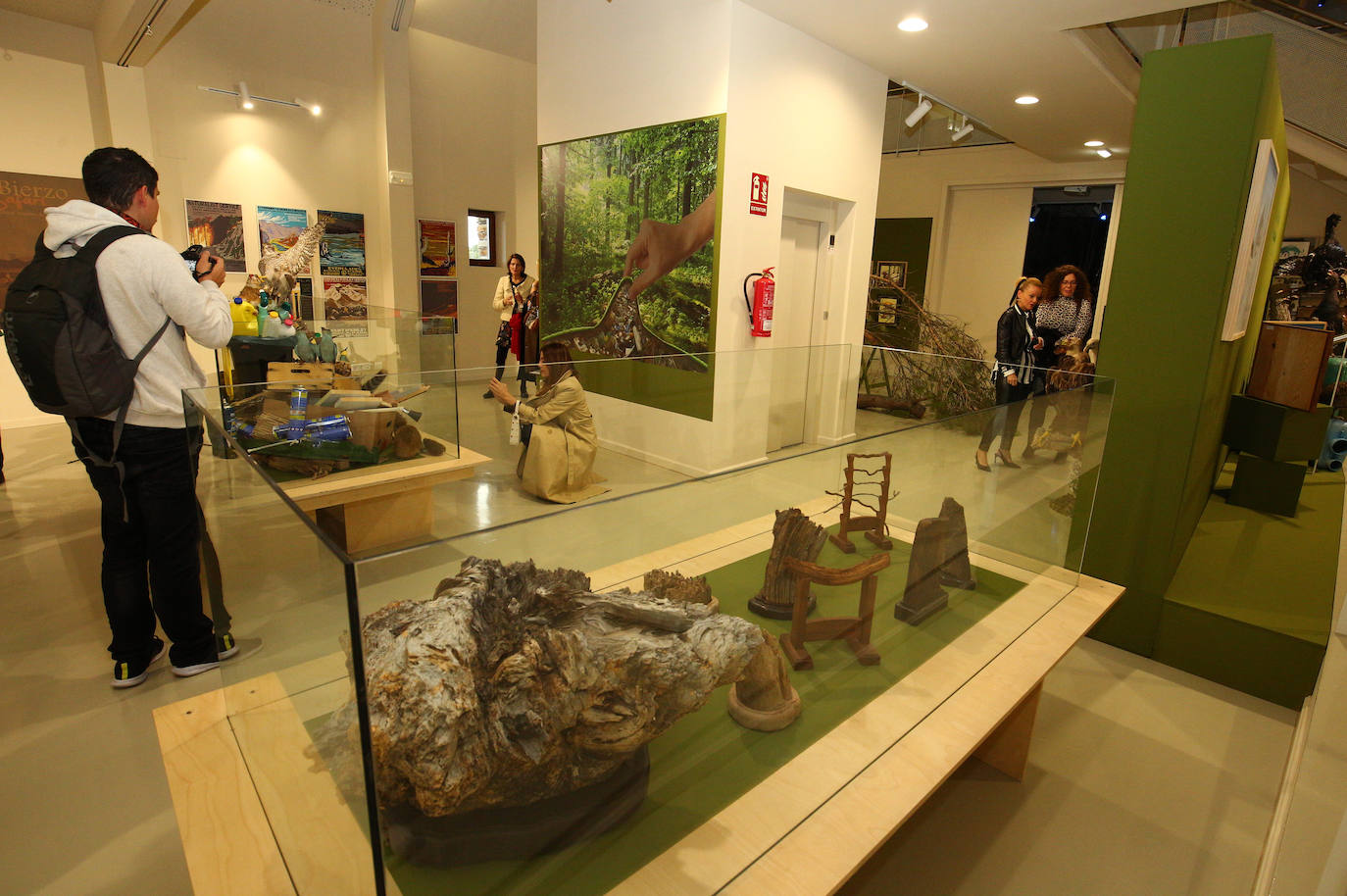 El consejero de Medio Ambiente, Vivienda y Ordenación del Territorio, Juan Carlos Suárez-Quiñones (C), participa en la inauguración de la exposición temporal del Museo MUNIC y el acto de entrega del III Premio 'C de Cultura'.