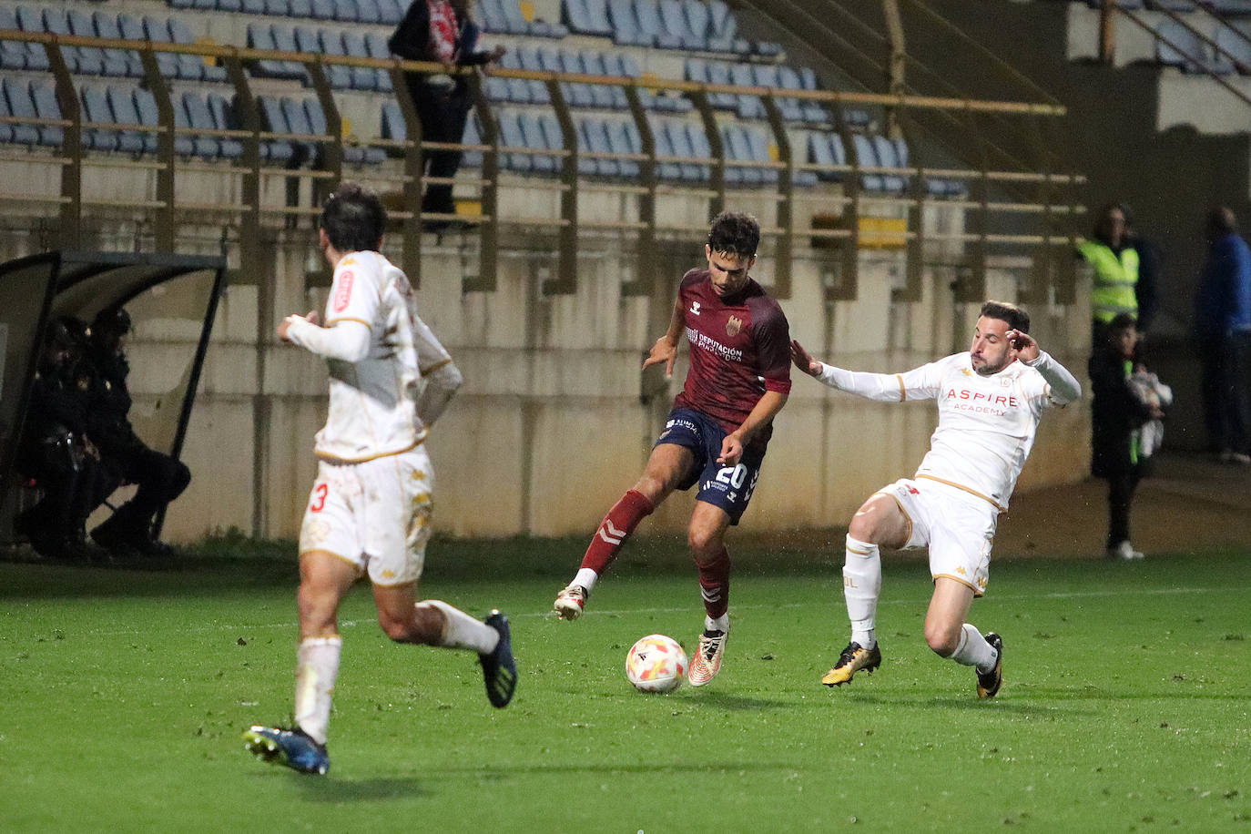 El conjunto leonés vuelve a vencer en el Reino de León en un partido muy solvente ante el conjunto pontevedrés.