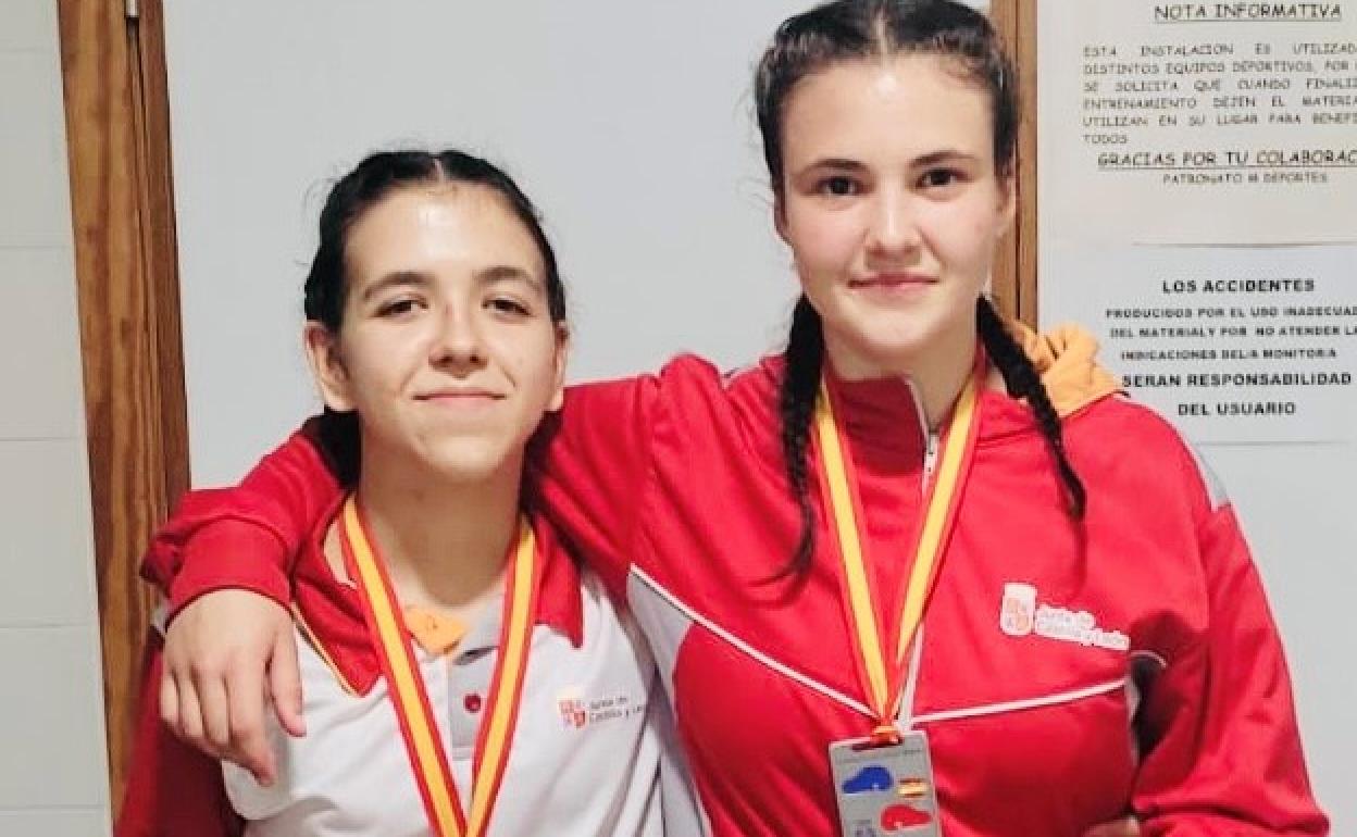 Cárdenas y Popa posan con sus medallas.