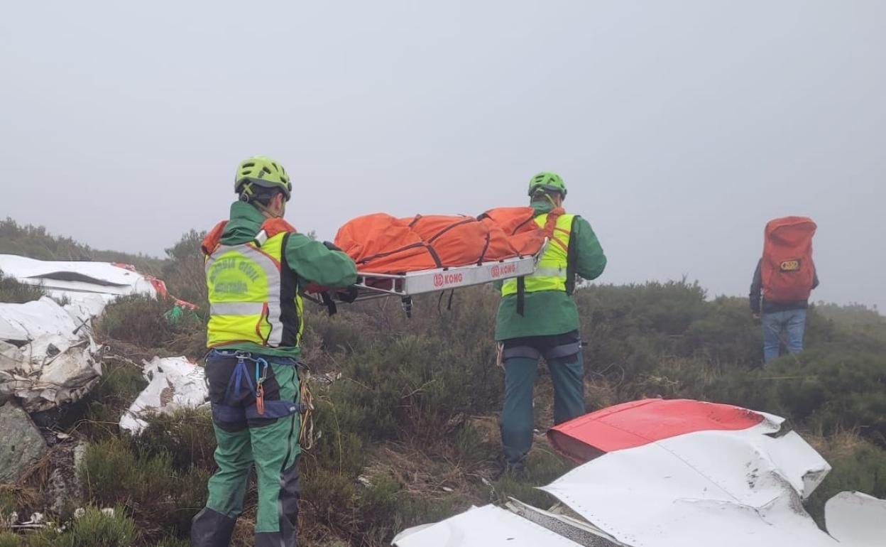 Miembros del Greim, del Servicio Aéreo de León y de la Guardia Civil de Zamora rescatan el cadáver del piloto fallecido. 