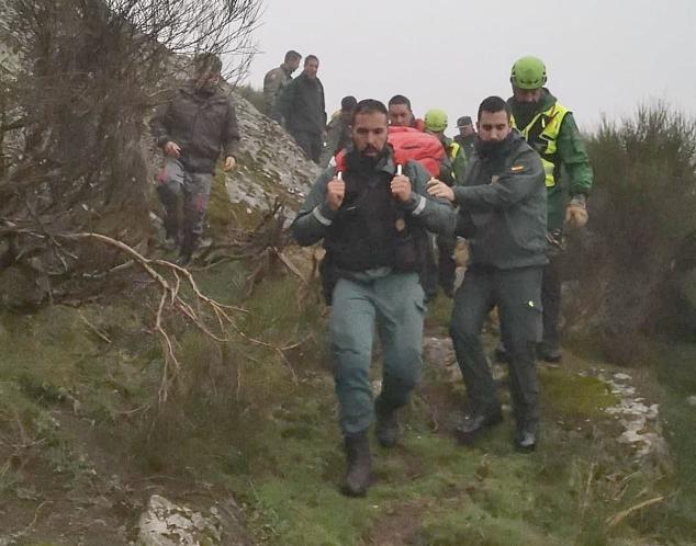 Miembros del Greim, del Servicio Aéreo de León y de la Guardia Civil de Zamora rescatan el cadáver del piloto fallecido. 