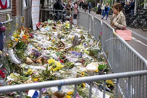 Los ramos de flores rinden homenaje al periodista Peter R. de Vries tras ser asesinado en Amsterdam