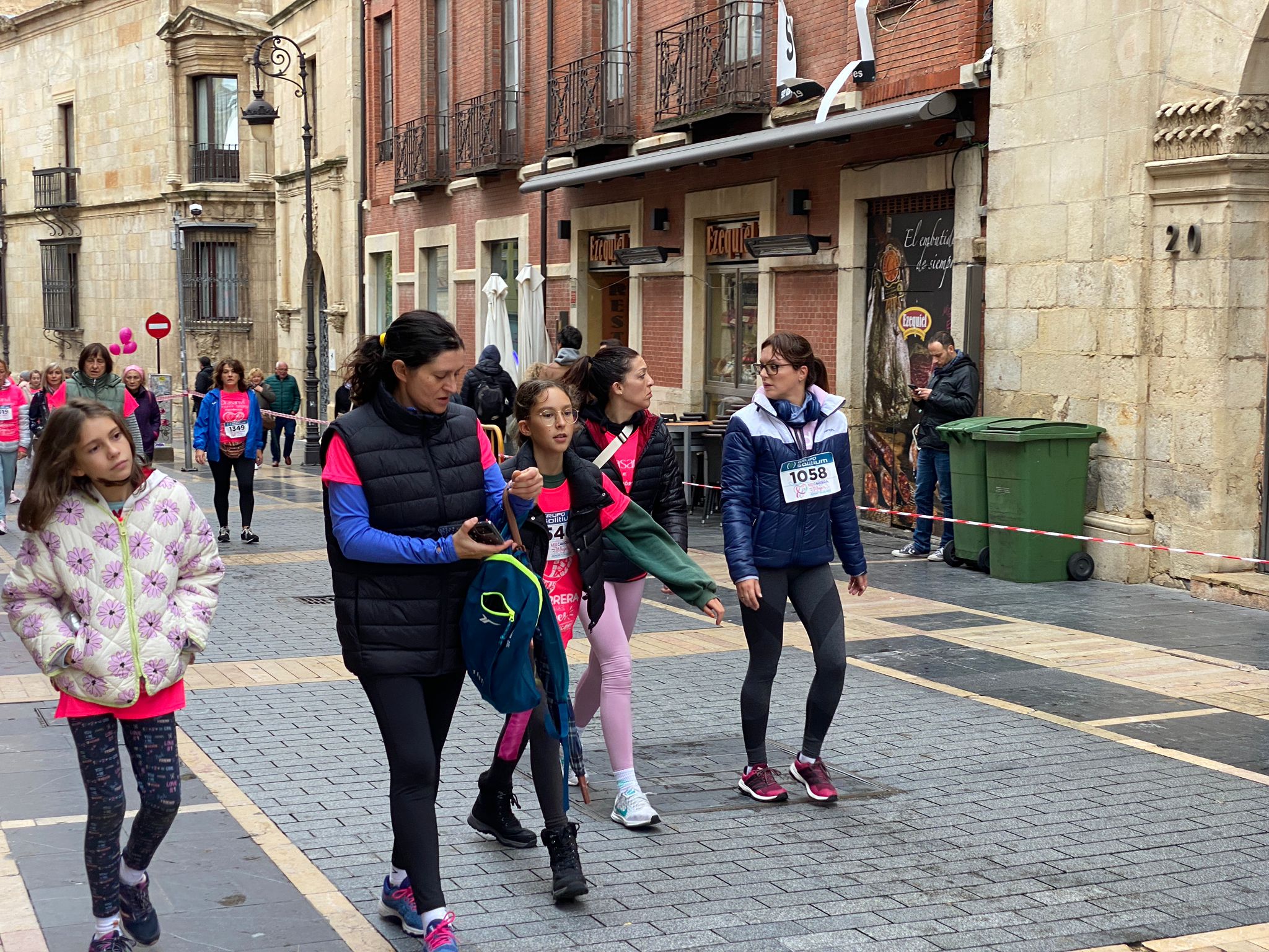 Fotos: VIII Carrera de la Mujer Contra el Cáncer de Mama desde calle Ancha, Santo Domingo y Catedral