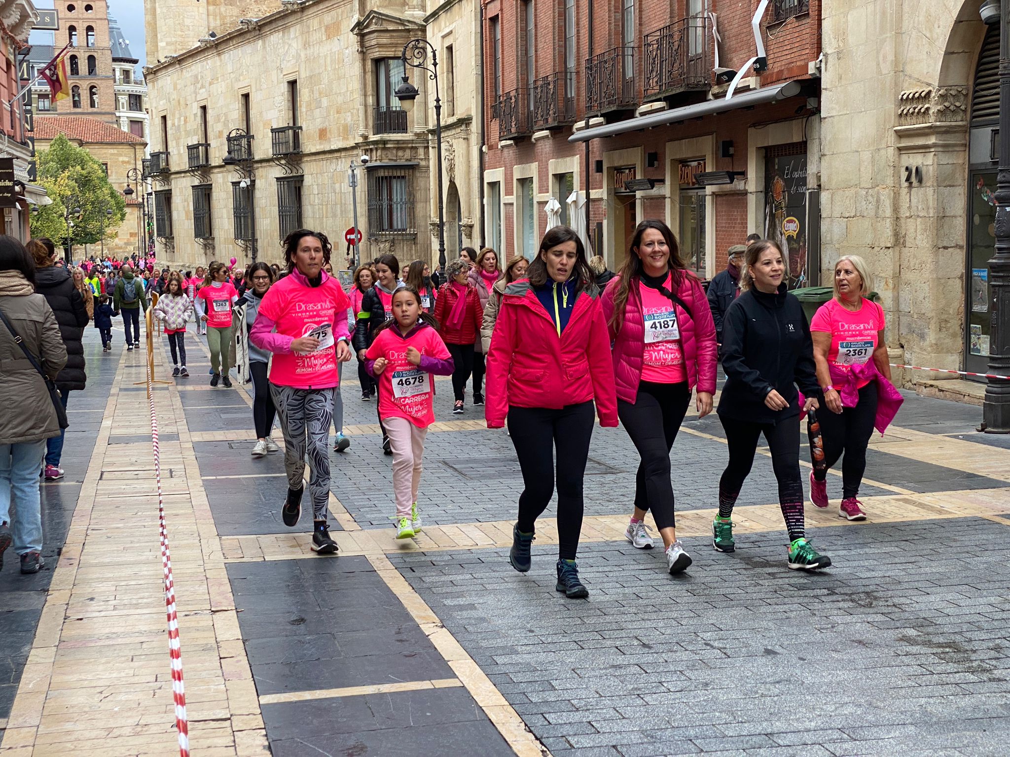 Fotos: VIII Carrera de la Mujer Contra el Cáncer de Mama desde calle Ancha, Santo Domingo y Catedral