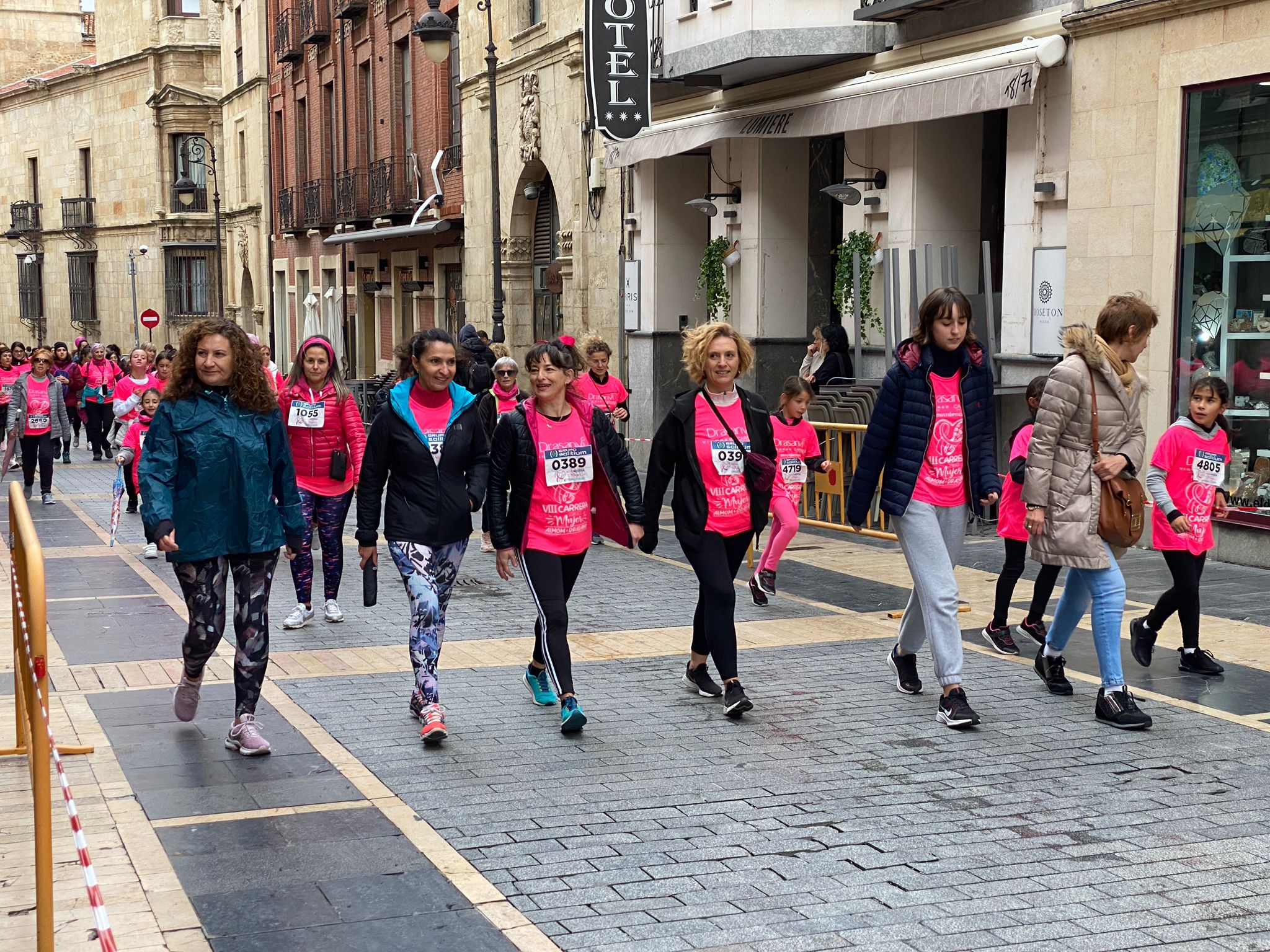 Fotos: VIII Carrera de la Mujer Contra el Cáncer de Mama desde calle Ancha, Santo Domingo y Catedral