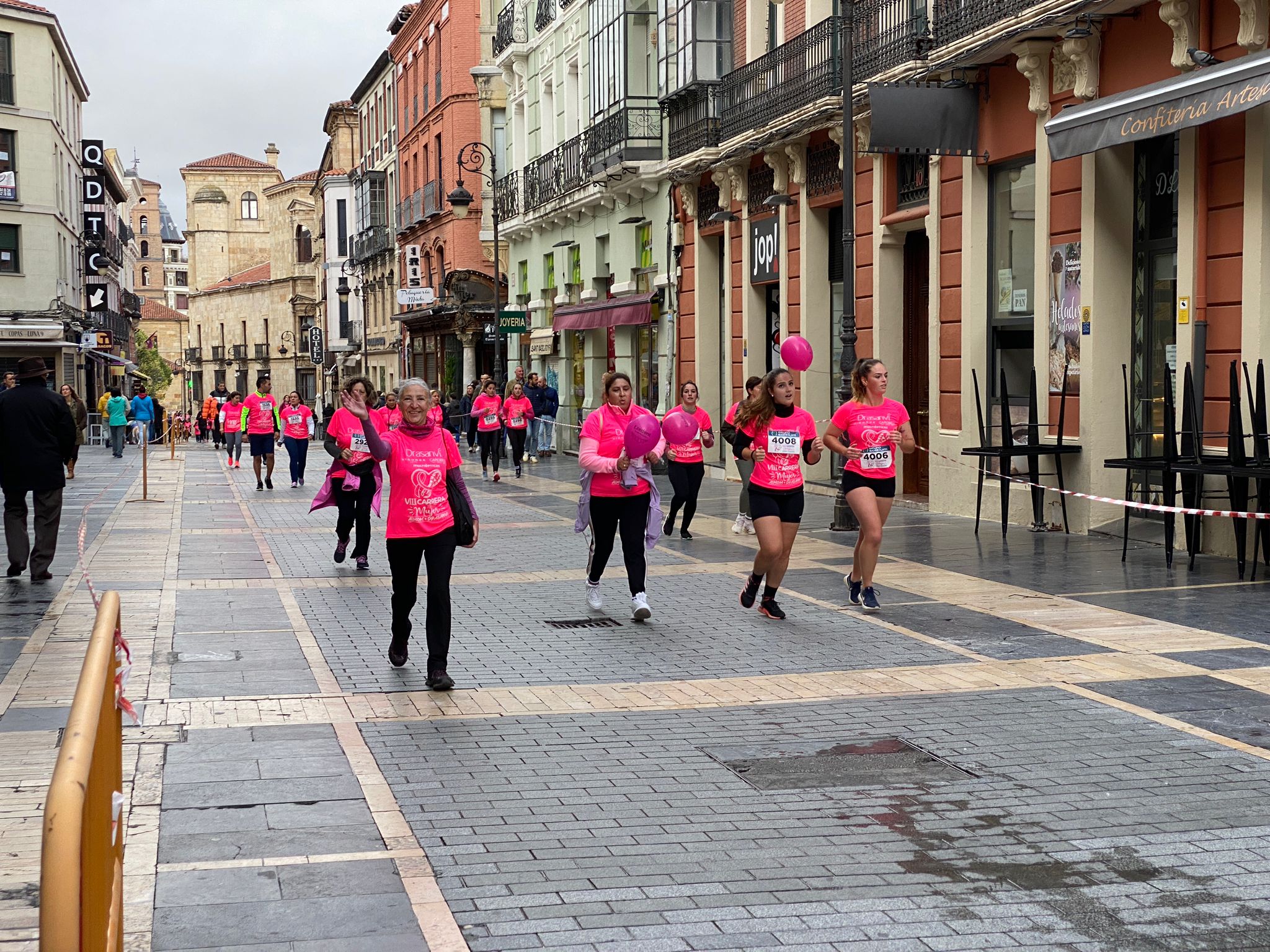 Fotos: VIII Carrera de la Mujer Contra el Cáncer de Mama desde calle Ancha, Santo Domingo y Catedral