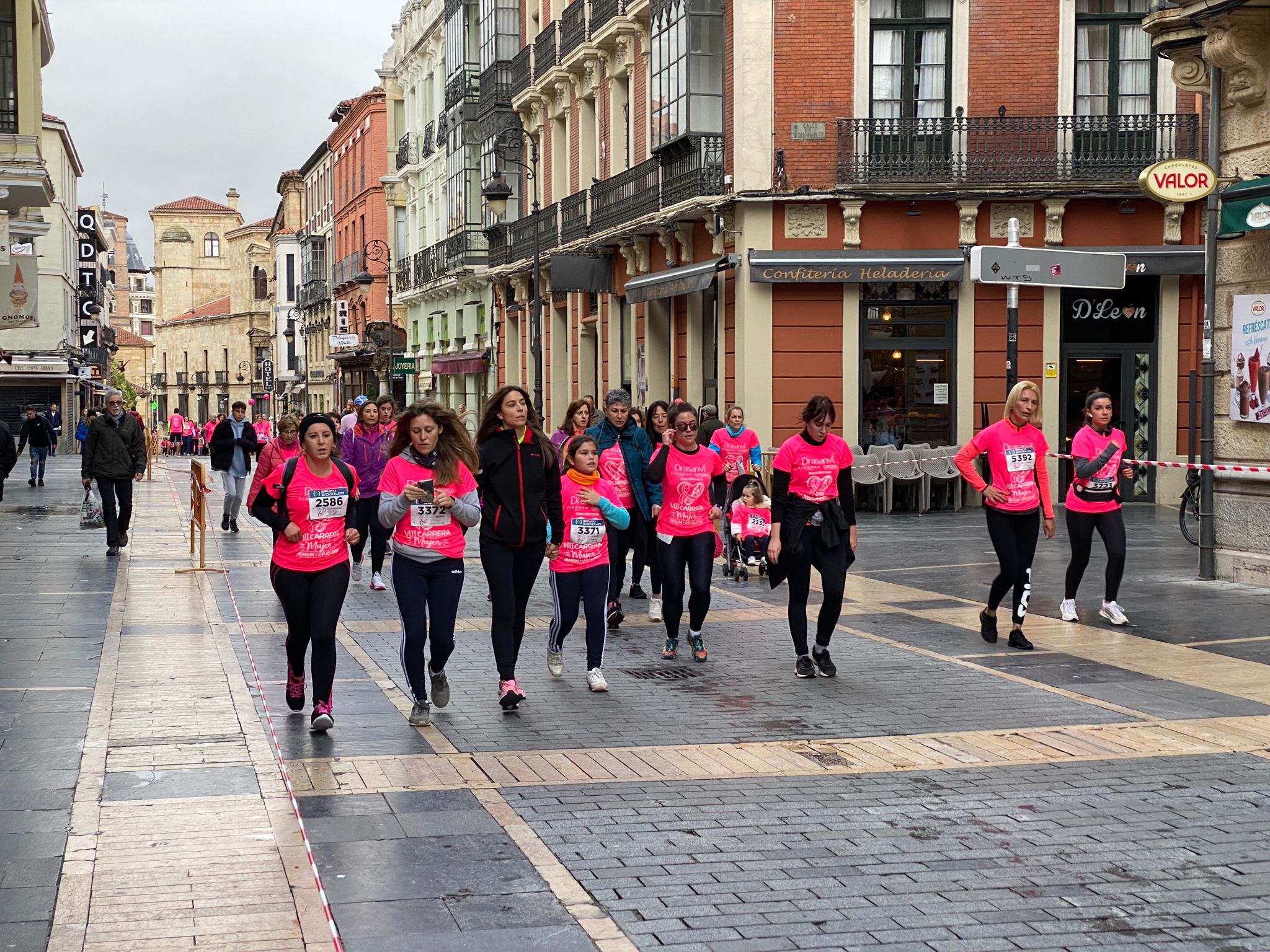 Fotos: VIII Carrera de la Mujer Contra el Cáncer de Mama desde calle Ancha, Santo Domingo y Catedral