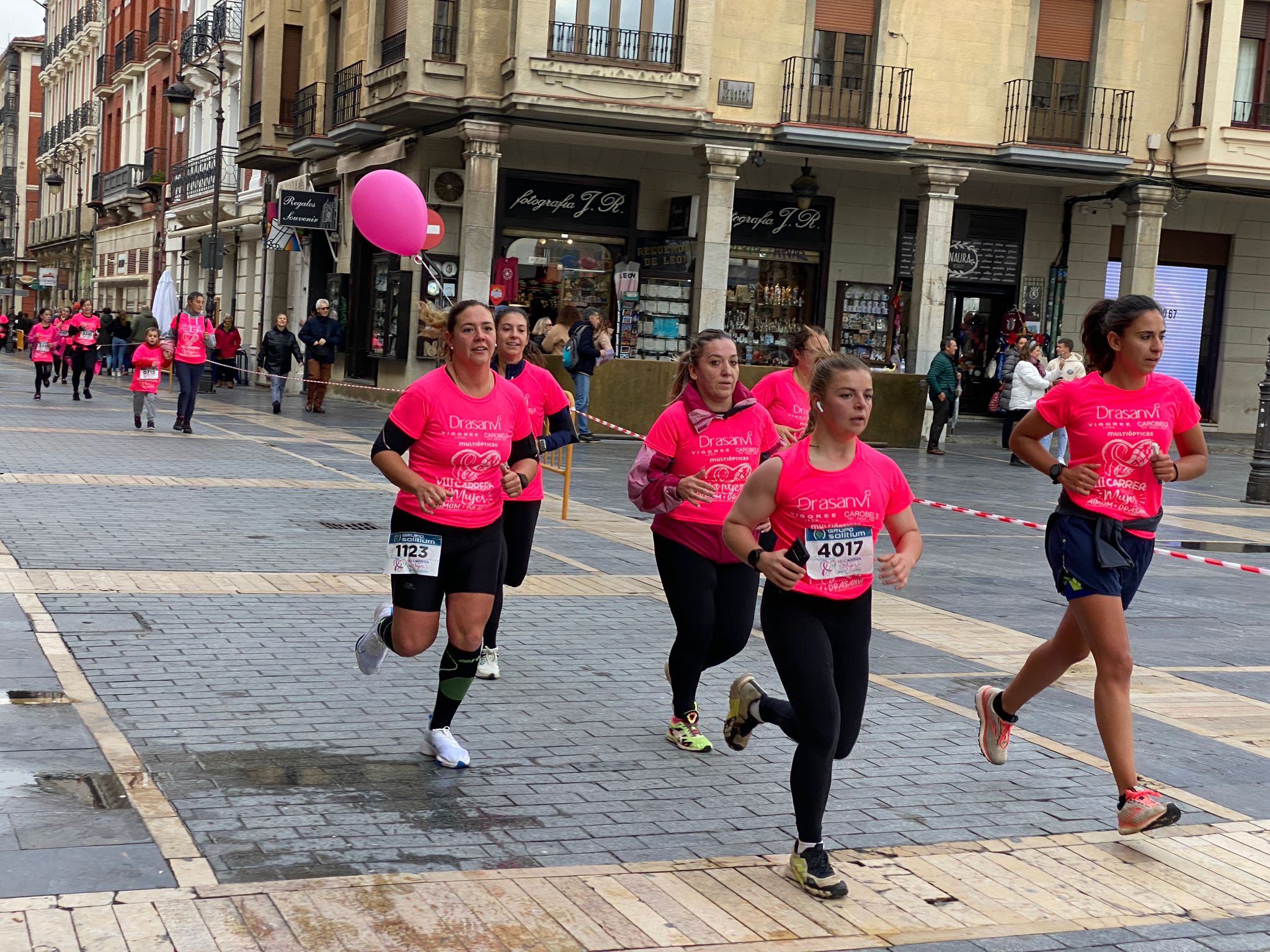 Fotos: VIII Carrera de la Mujer Contra el Cáncer de Mama desde calle Ancha, Santo Domingo y Catedral