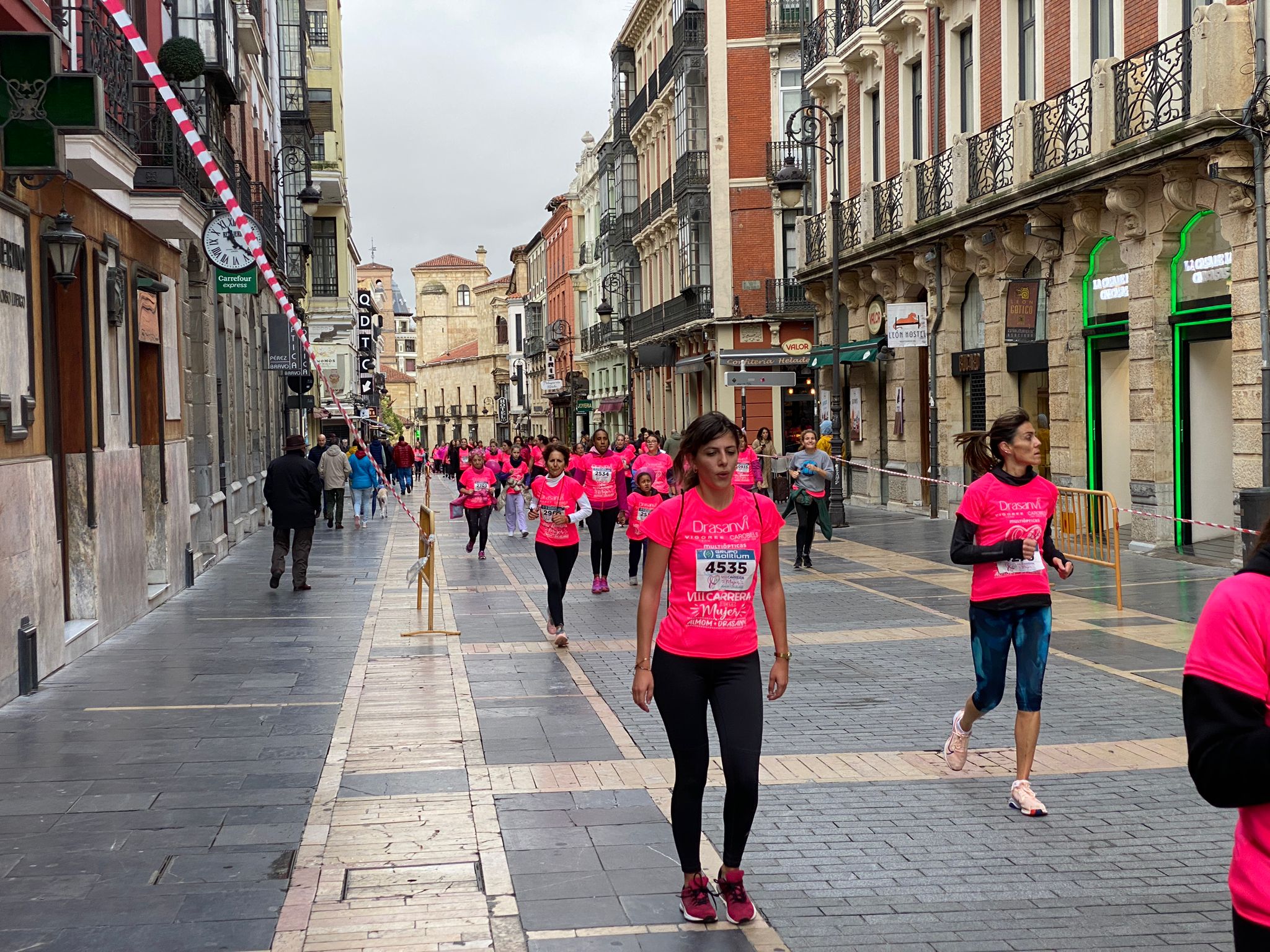 Fotos: VIII Carrera de la Mujer Contra el Cáncer de Mama desde calle Ancha, Santo Domingo y Catedral