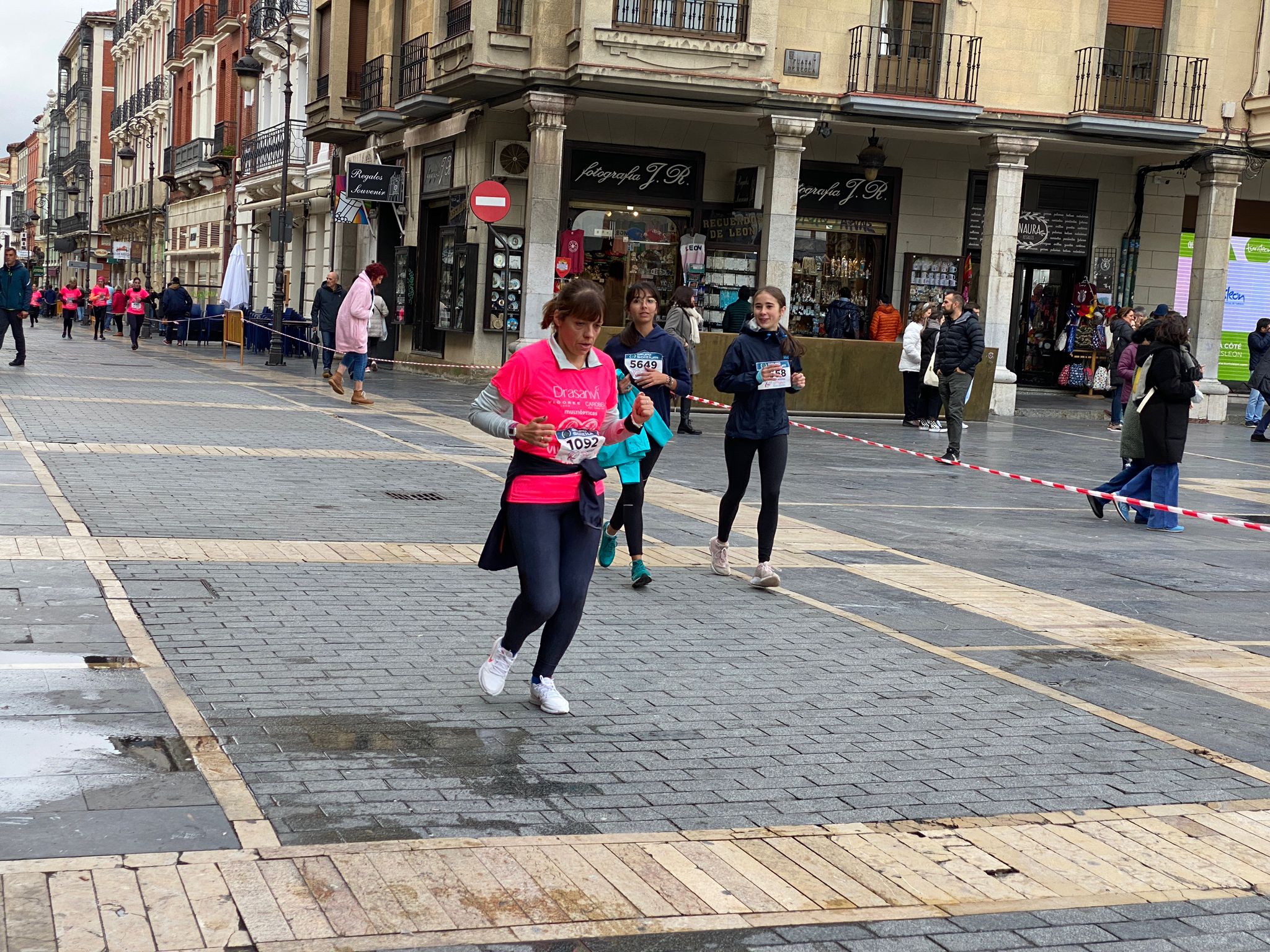 Fotos: VIII Carrera de la Mujer Contra el Cáncer de Mama desde calle Ancha, Santo Domingo y Catedral