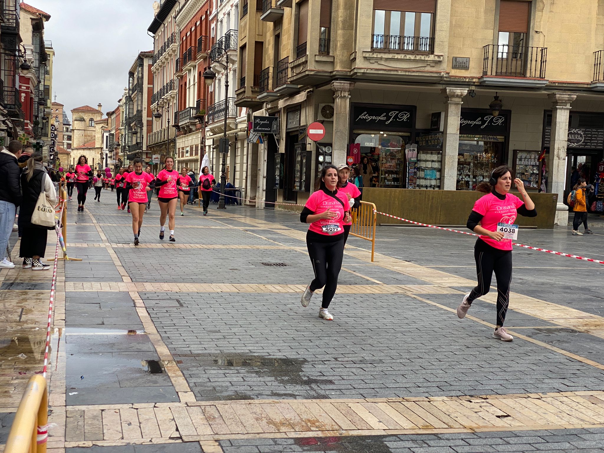 Fotos: VIII Carrera de la Mujer Contra el Cáncer de Mama desde calle Ancha, Santo Domingo y Catedral