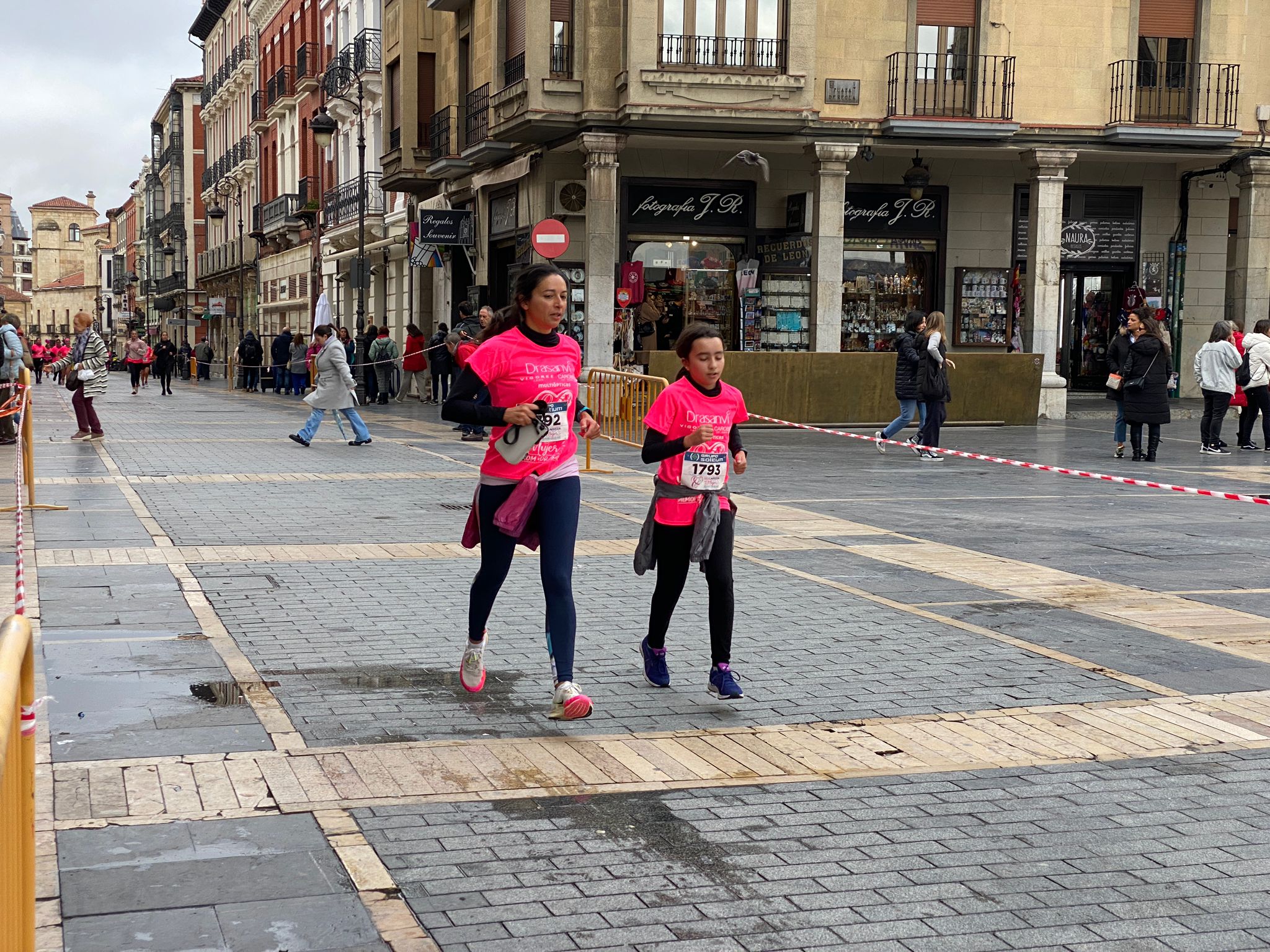 Fotos: VIII Carrera de la Mujer Contra el Cáncer de Mama desde calle Ancha, Santo Domingo y Catedral