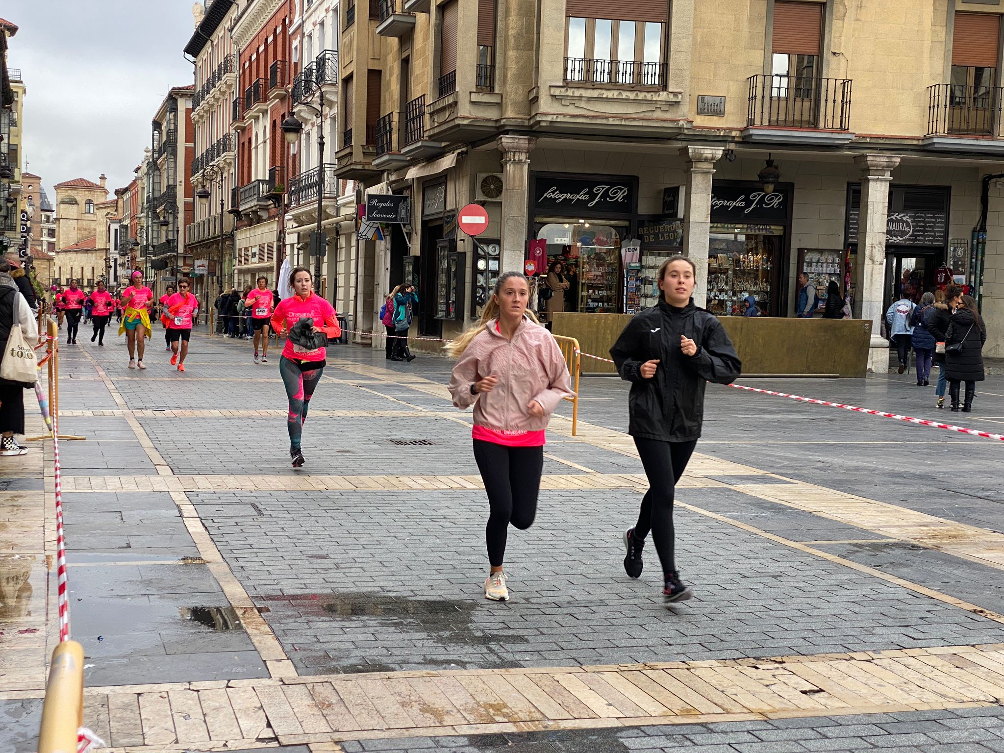 Fotos: VIII Carrera de la Mujer Contra el Cáncer de Mama desde calle Ancha, Santo Domingo y Catedral