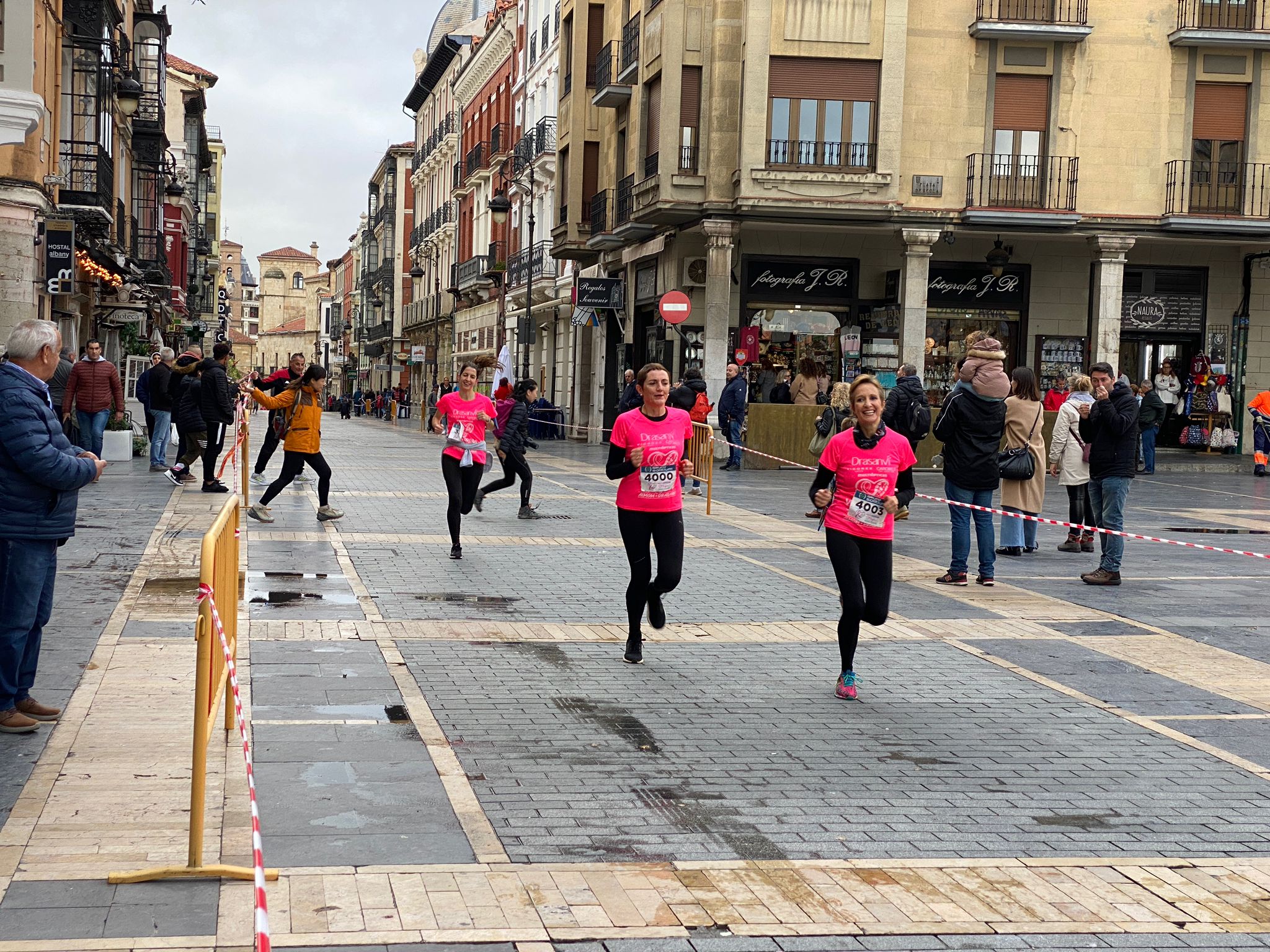 Fotos: VIII Carrera de la Mujer Contra el Cáncer de Mama desde calle Ancha, Santo Domingo y Catedral